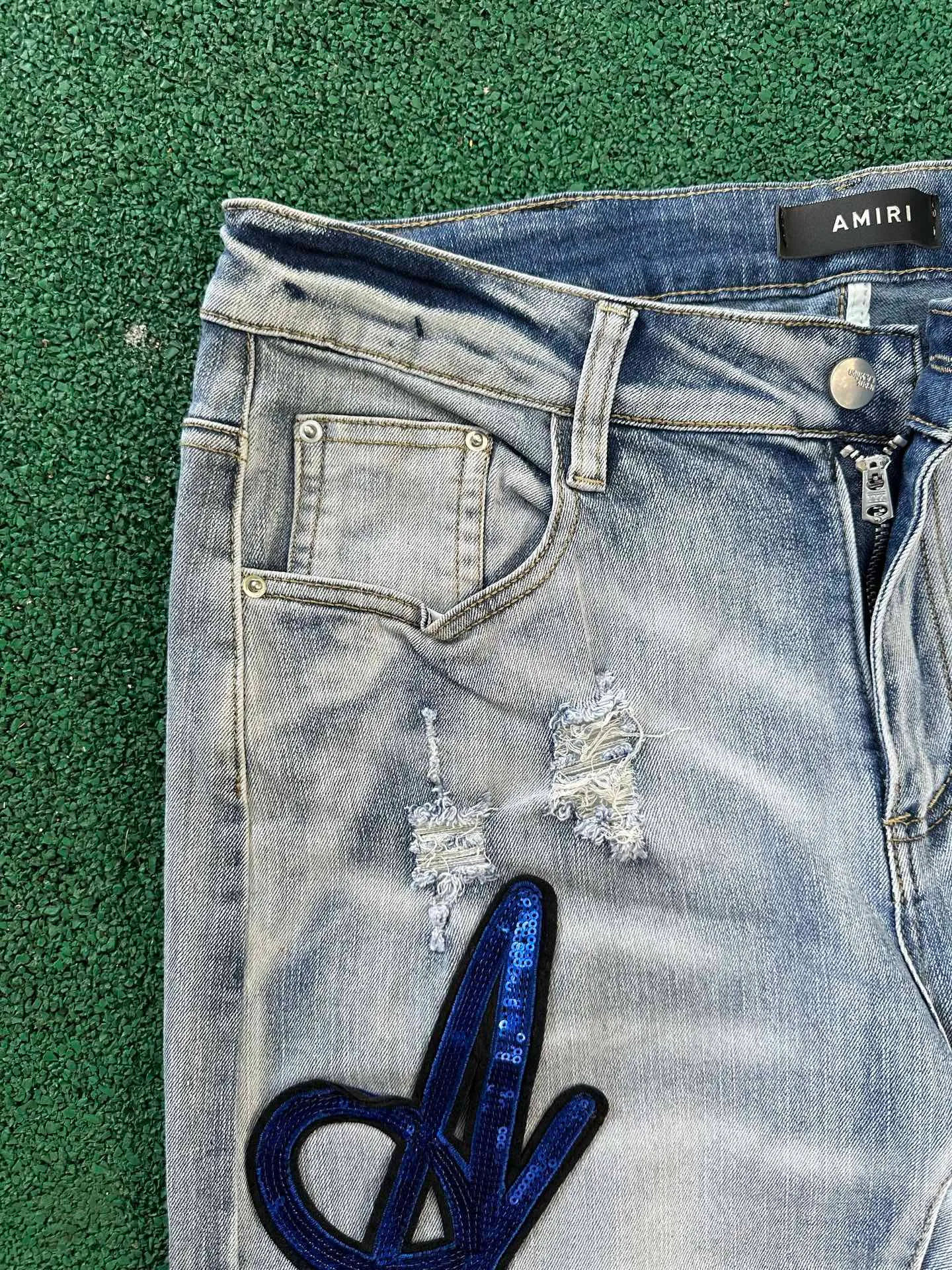 P186 💰 AMIRI patch embroidery jeans trousers AMIRI high street basic ripped tight elastic jeans trousers amiri brand jeans break the production process and cutting of the original jeans, the fabrics are softer and more comfortable Hand-sewn collar label Customized logo buttons Genuine leather tag Color: Picture color Size: 30-32-34-36