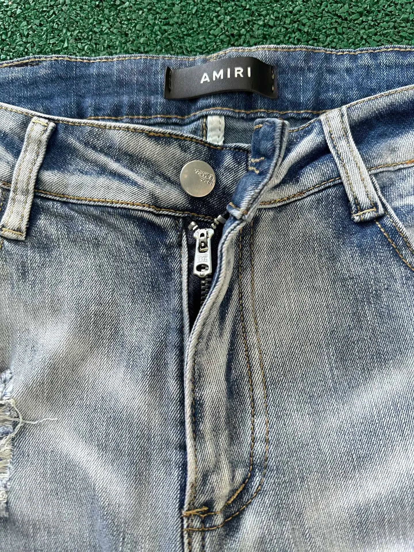P186 💰 AMIRI patch embroidery jeans trousers AMIRI high street basic ripped tight elastic jeans trousers amiri brand jeans break the production process and cutting of the original jeans, the fabrics are softer and more comfortable Hand-sewn collar label Customized logo buttons Genuine leather tag Color: Picture color Size: 30-32-34-36