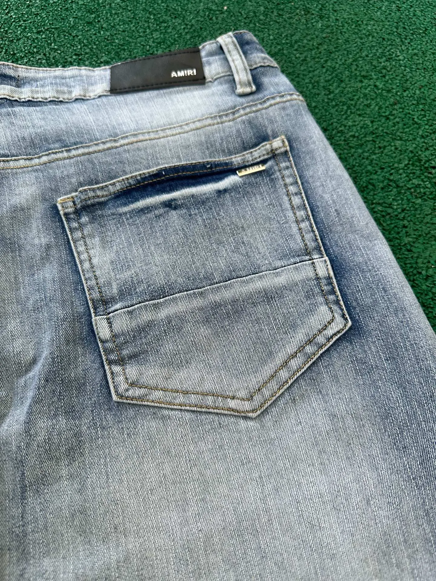 P186 💰 AMIRI patch embroidery jeans trousers AMIRI high street basic ripped tight elastic jeans trousers amiri brand jeans break the production process and cutting of the original jeans, the fabrics are softer and more comfortable Hand-sewn collar label Customized logo buttons Genuine leather tag Color: Picture color Size: 30-32-34-36