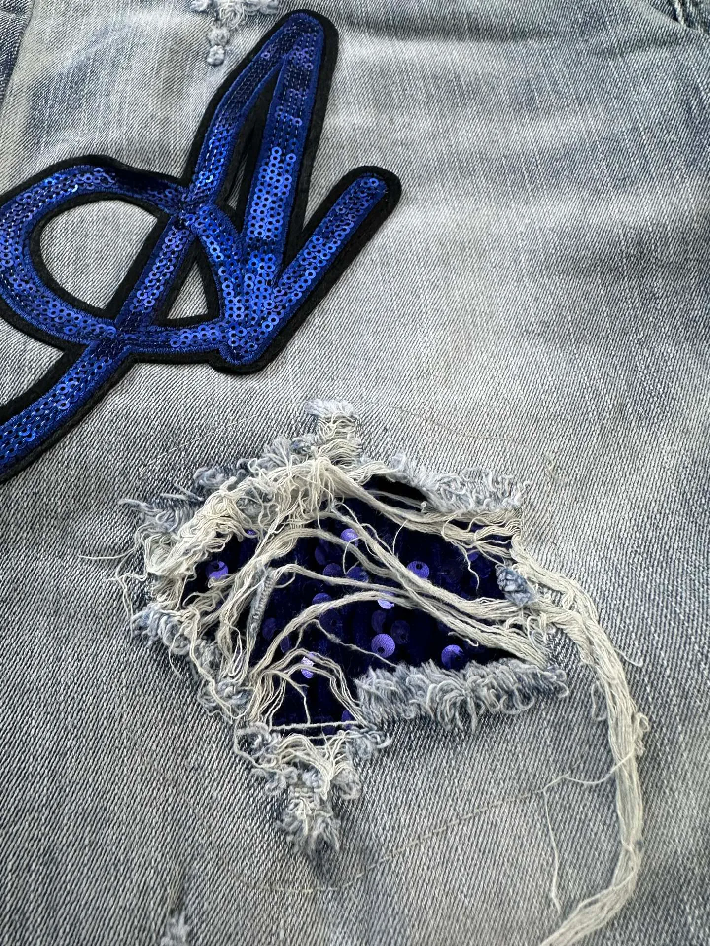 P186 💰 AMIRI patch embroidery jeans trousers AMIRI high street basic ripped tight elastic jeans trousers amiri brand jeans break the production process and cutting of the original jeans, the fabrics are softer and more comfortable Hand-sewn collar label Customized logo buttons Genuine leather tag Color: Picture color Size: 30-32-34-36