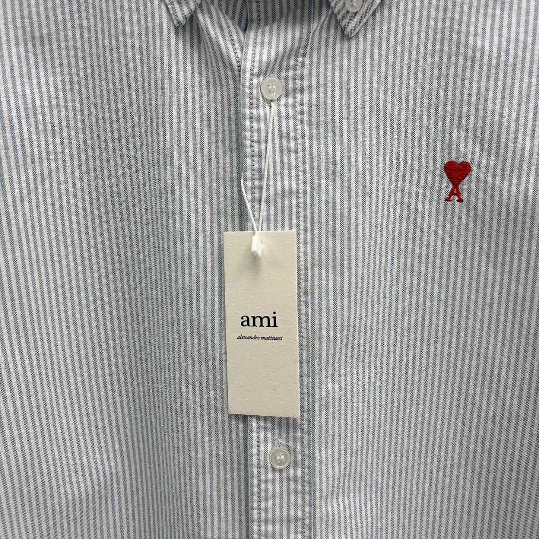 🅿️240 Ralph Lauren/Ralph Lauren imitation striped embroidered shirt. It is made of 100% cotton Oxford fabric. The 100% cotton material makes it very breathable. It is comfortable to wear and not easy to sweat. It has a loose fit and a three-dimensional upper body. The lines are smooth and natural. From the shoulder line to the waistline to the hem, the line transition is smooth. There are no unnecessary folds or accumulation. The whole body is neat and stretched. The chest is embellished with the iconic love embroidery. It is simple but highly recognizable. The embroidery thread has a natural color transition and the stitches are even and uniform in size. The stitches can also connect naturally and the lines are smooth and not stiff. Size: S M L XL