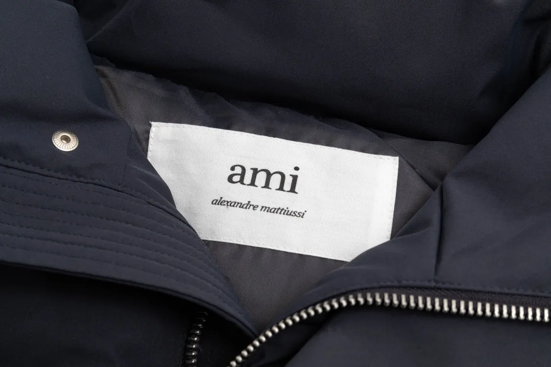 ami paris 22 winter small love solid color down jacket, original order from European trading company, original mold opening, extreme details, unique double-layer lightweight bonded nylon fabric, carefully crafted, windproof, waterproof, highly breathable, warm, elastic and wear-resistant. It is a multi-functional fabric. The lining is made of fine and dense renewable microfiber fabric. It feels light and soft and has a delicate texture. The down has excellent loft. You can also feel its loft through real photos. 800 fill power, filled with 90% white duck down. The down filling is very full, the highest version. Color: black, white, dark gray, orange. Size: S-XL (size specifications are consistent with G Net)