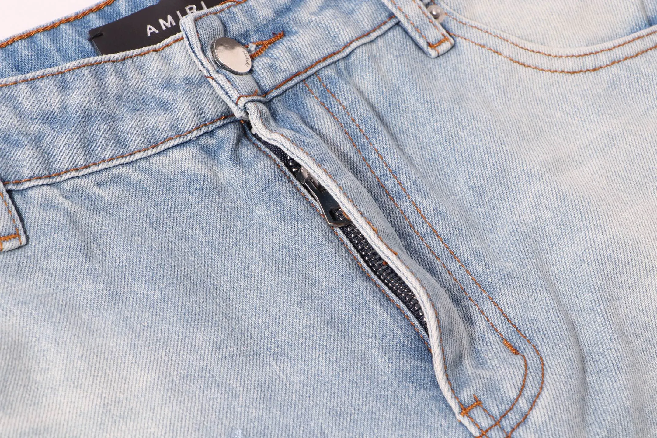 P270 Style number: H21 AMIRI & AMIRI 2025 new heavy-duty embroidered letters micro-flared couple-style washed jeans. Top ceiling quality. Styles with different washed textures, very friendly to people with thin legs and thick legs. The straight slim fit is very flattering to the leg shape. Moderate length that never goes out of style, easy to match with casual, basic styling for various styles, a must-have in the wardrobe! The fabric is stiff but also makes the upper body soft without losing texture. The washing process is even more perfect. It is a must-have item for everyone! ! ! Washed wheat, hang tag, pants label, three labels complete Color: blue Size: 30, 32, 34, 36