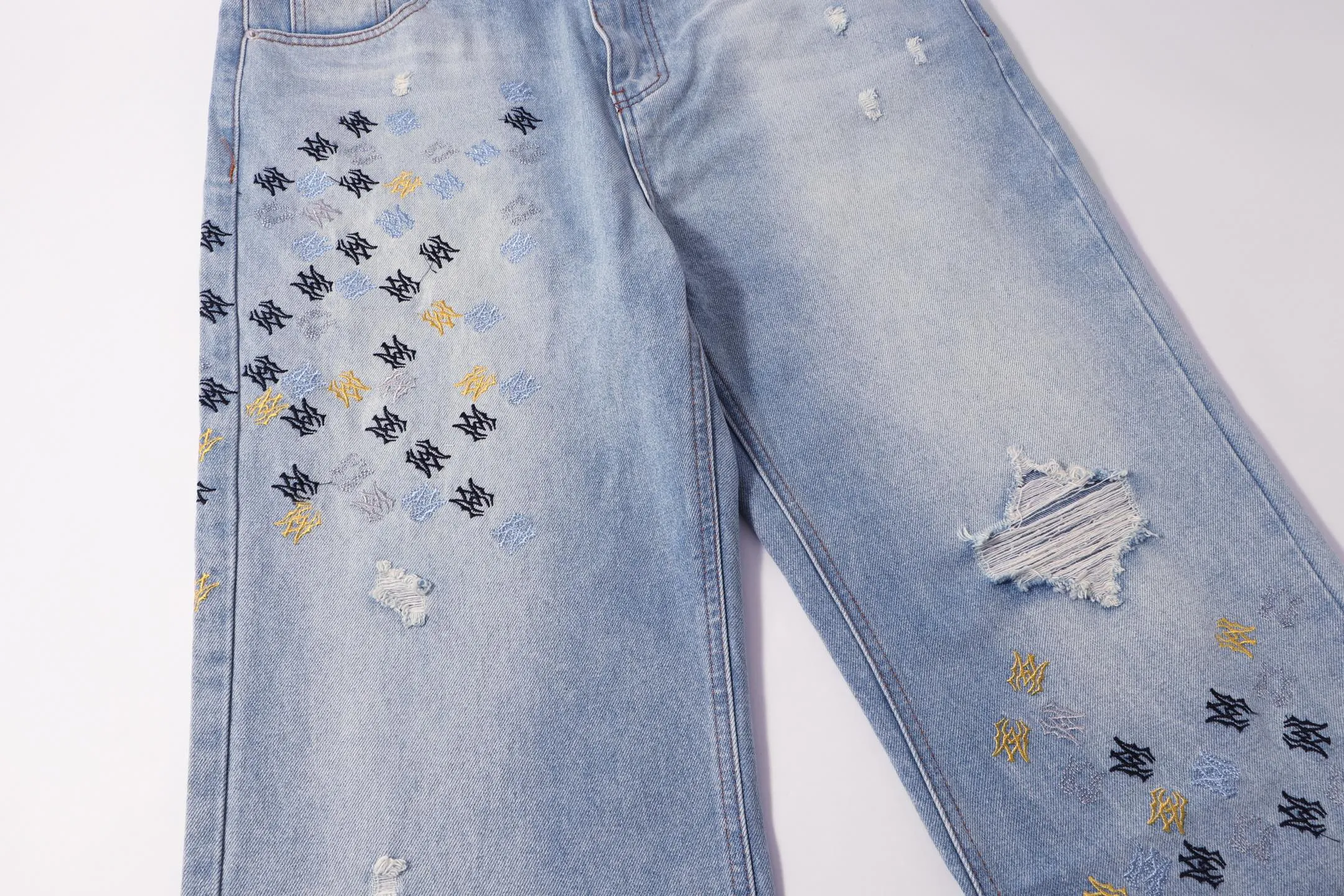 P270 Style number: H21 AMIRI & AMIRI 2025 new heavy-duty embroidered letters micro-flared couple-style washed jeans. Top ceiling quality. Styles with different washed textures, very friendly to people with thin legs and thick legs. The straight slim fit is very flattering to the leg shape. Moderate length that never goes out of style, easy to match with casual, basic styling for various styles, a must-have in the wardrobe! The fabric is stiff but also makes the upper body soft without losing texture. The washing process is even more perfect. It is a must-have item for everyone! ! ! Washed wheat, hang tag, pants label, three labels complete Color: blue Size: 30, 32, 34, 36
