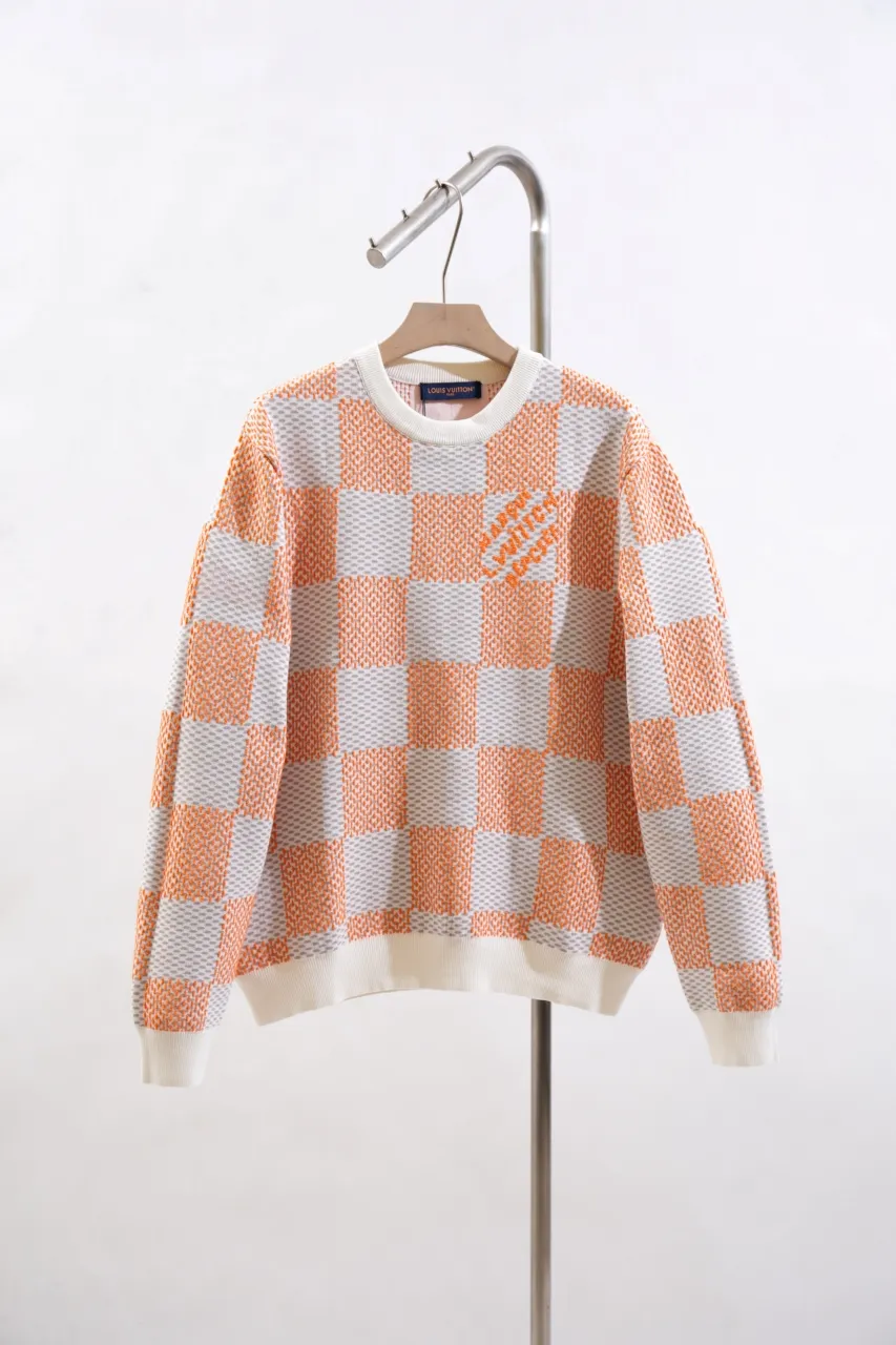 LV 2024FW Autumn and Winter New Style Flying knitted long-sleeved crew neck sweater Imported machine double-sided three-dimensional jacquard Full-width Light Damier jacquard presents texture effect Marque L. Vuitton déposée logo Integrated into chest pattern Knitted rib collar, cuffs and hem Classic cut Uniform for men and women Size: S M L XL