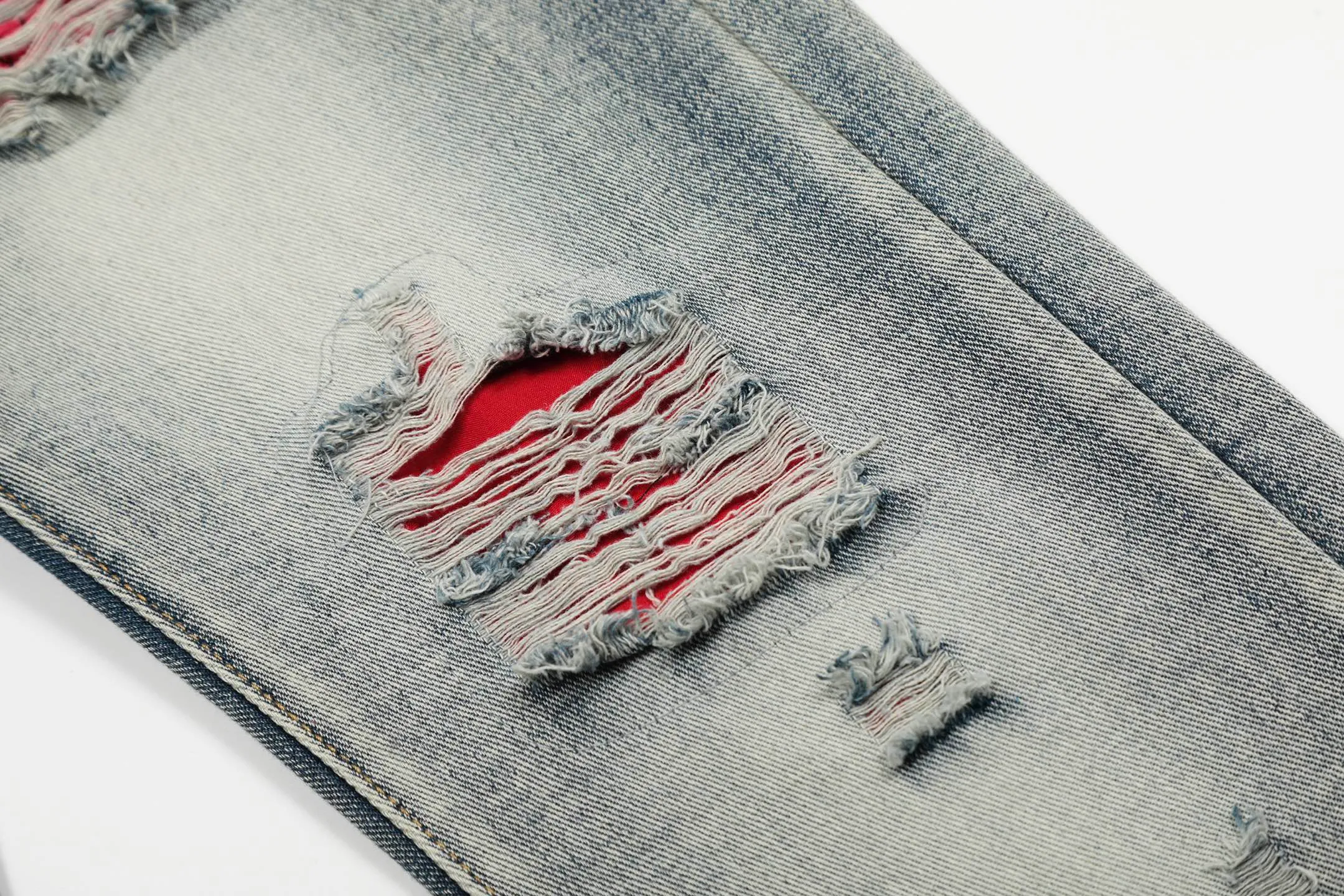 #M29 P168💰 Amiri’s classic embroidered patched leather ripped letter jeans. Slim fit jeans. Produced by a major washed factory. Full of high-end. Partial destruction of the knees with leather patch design. Already used as a facade design. Leather waist nameplate. The focus of this style is not on the washing, but on the destroyed shape and version. The secret lies in the craftsmanship of the master. The cost of post-processing, grinding, cutting, etc. is far beyond the cost of assembly line products. Color: Picture color Size: 30-32-34-36