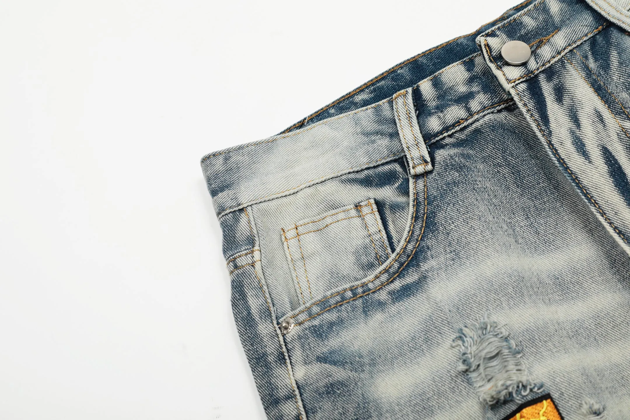 #M29 P168💰 Amiri’s classic embroidered patched leather ripped letter jeans. Slim fit jeans. Produced by a major washed factory. Full of high-end. Partial destruction of the knees with leather patch design. Already used as a facade design. Leather waist nameplate. The focus of this style is not on the washing, but on the destroyed shape and version. The secret lies in the craftsmanship of the master. The cost of post-processing, grinding, cutting, etc. is far beyond the cost of assembly line products. Color: Picture color Size: 30-32-34-36