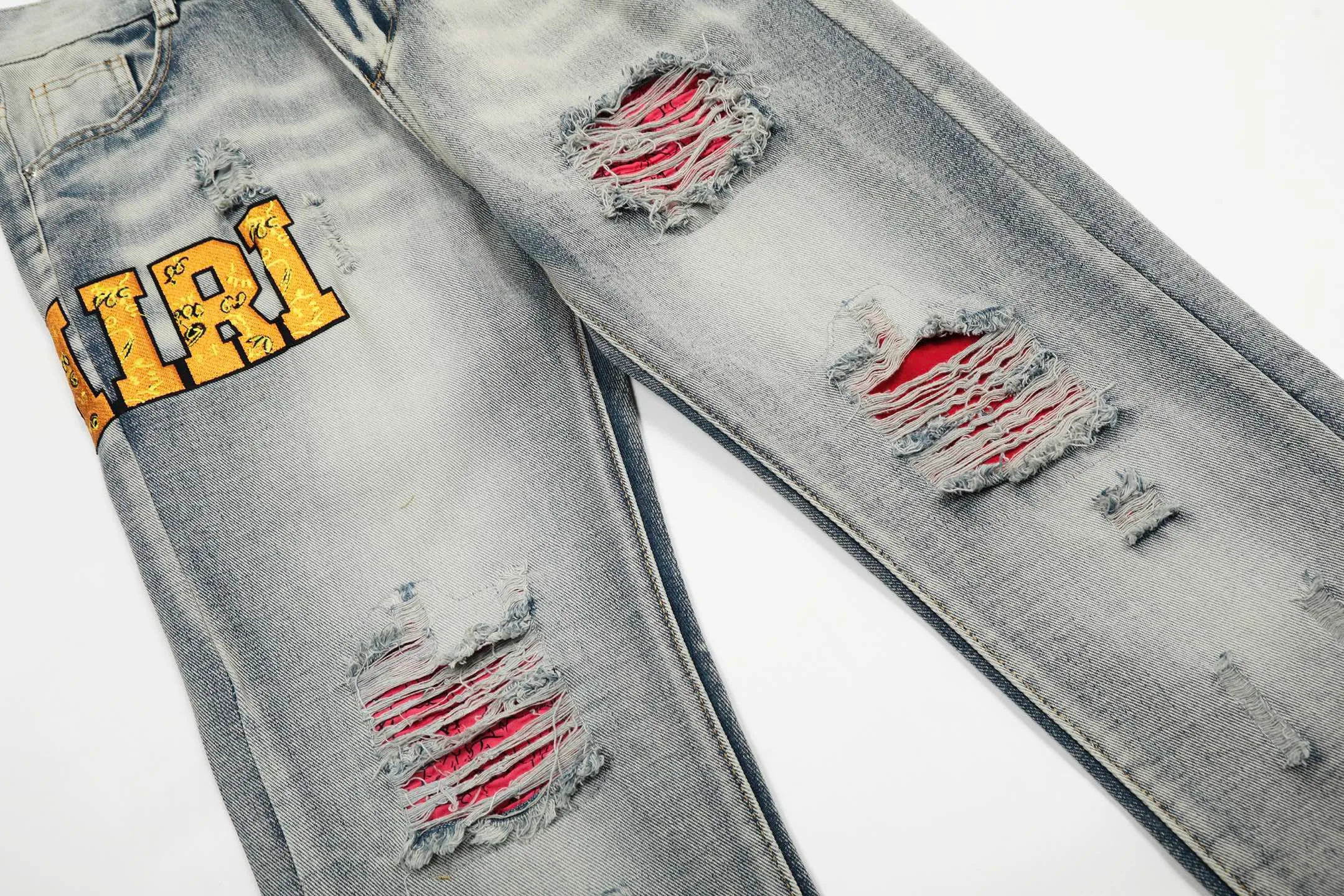 #M29 P168💰 Amiri’s classic embroidered patched leather ripped letter jeans. Slim fit jeans. Produced by a major washed factory. Full of high-end. Partial destruction of the knees with leather patch design. Already used as a facade design. Leather waist nameplate. The focus of this style is not on the washing, but on the destroyed shape and version. The secret lies in the craftsmanship of the master. The cost of post-processing, grinding, cutting, etc. is far beyond the cost of assembly line products. Color: Picture color Size: 30-32-34-36