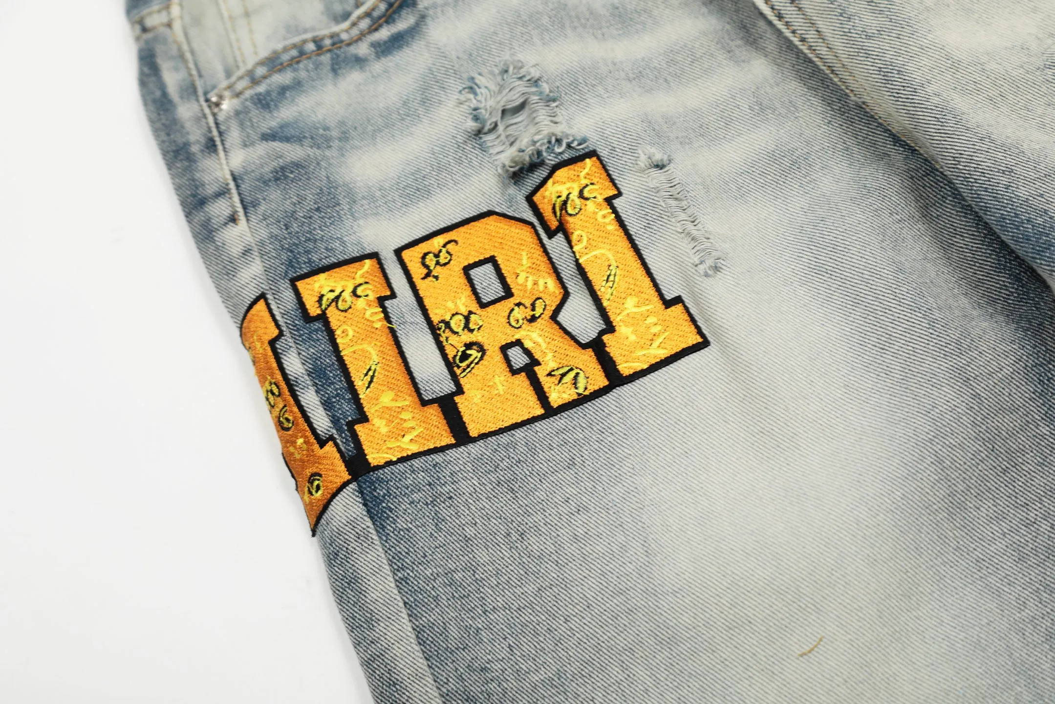 #M29 P168💰 Amiri’s classic embroidered patched leather ripped letter jeans. Slim fit jeans. Produced by a major washed factory. Full of high-end. Partial destruction of the knees with leather patch design. Already used as a facade design. Leather waist nameplate. The focus of this style is not on the washing, but on the destroyed shape and version. The secret lies in the craftsmanship of the master. The cost of post-processing, grinding, cutting, etc. is far beyond the cost of assembly line products. Color: Picture color Size: 30-32-34-36