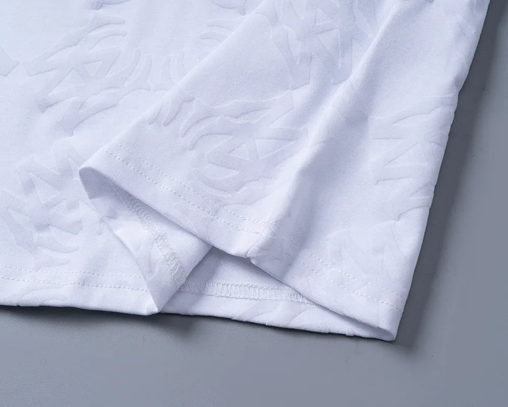 P130 Mili's 2026 spring and summer new men's round-neck short-sleeved T-shirt, all over the body with flocking printing technology, the style is fashionable and handsome, the fabric is comfortable, the workmanship is rigorous, and the wiring is neat. Good upper body effect·size M-3XL white
