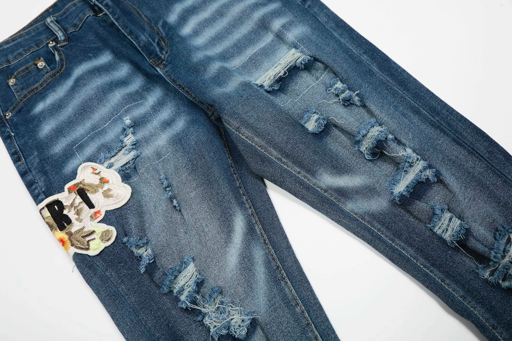 #M53 P168💰 AMIRI patch embroidery jeans trousers AMIRI high street basic ripped tight elastic jeans trousers amiri brand jeans break the production process and cutting of the original jeans, the fabrics are softer and more comfortable Hand-sewn collar label Customized logo buttons Genuine leather tag Color: Picture color Size: 30-32-34-36