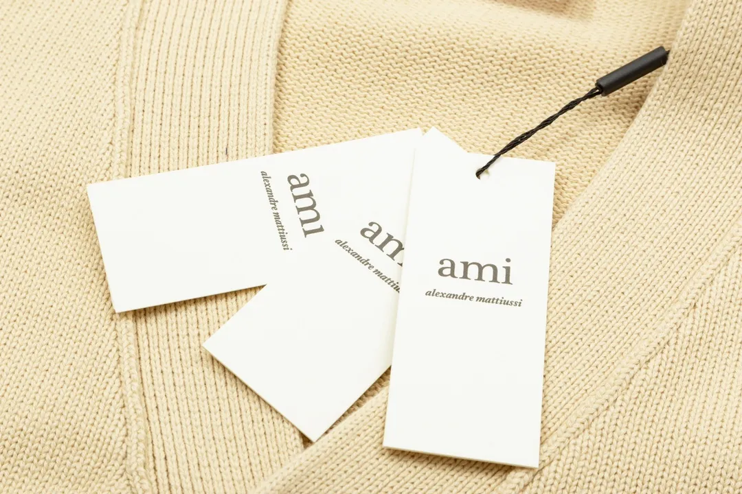 A8152# Ami Paris 2024 Autumn and Winter New Arrival Micro Label Same Color Classic Small Love V-Neck Cardigan Wool Cotton Sweater Lazy Style Unisex Oversize Version Color: Black Green Apricot Code Number: S-XL