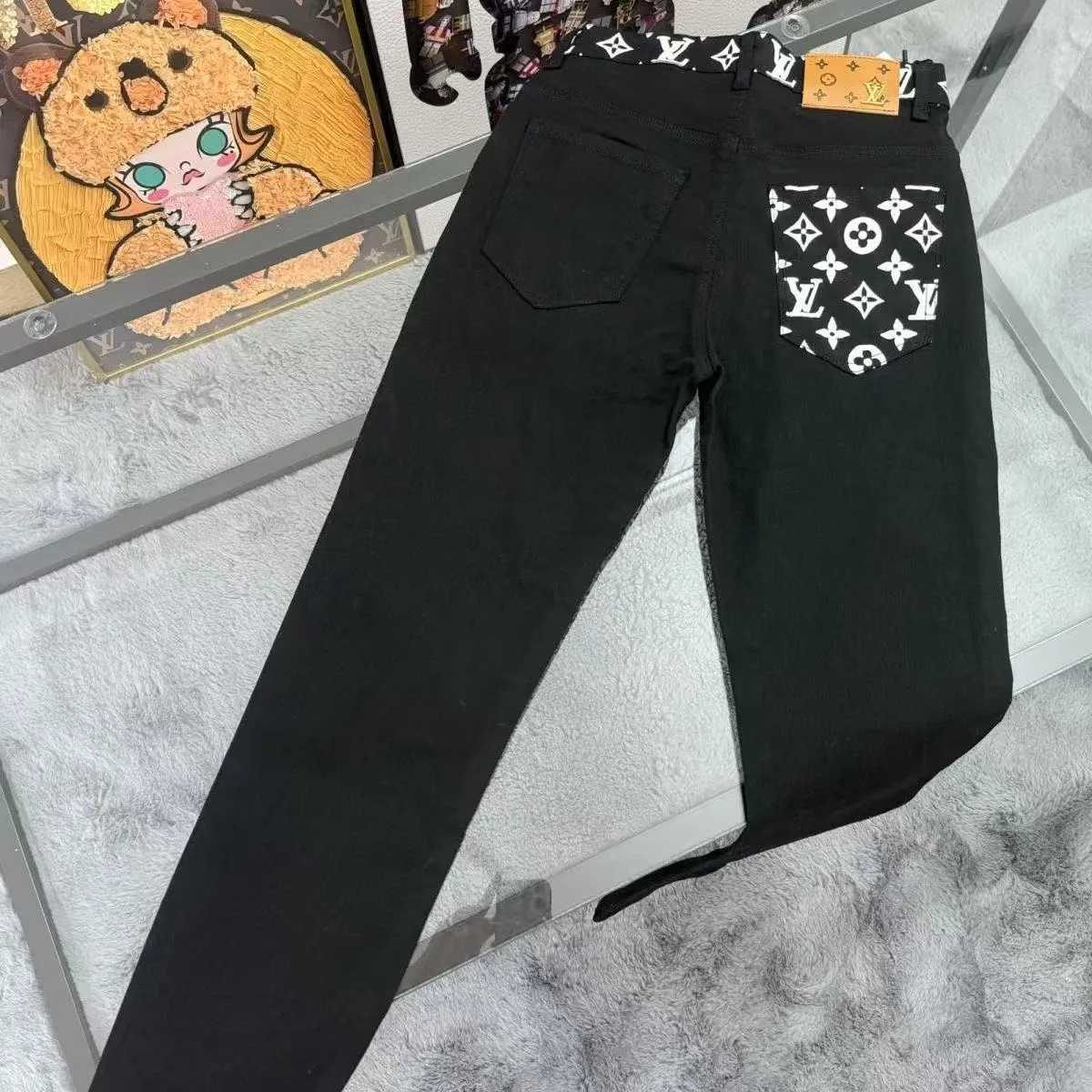 P180 Top replica AMIRI denim shorts AMIRI high street basic ripped tight stretch jeans trousers Amiriamiri is transliterated as Emil, which is the name of the founder. Mike Amiri, the founder of amiri, grew up in Los Angeles, USA. He was influenced by the local street culture Rock since he was a child, so he founded the amiri brand named after himself. A variety of trendy clothing meets the needs of different fashion players. Amiri clothing has novel and unique styles and is a well-known street brand in the United States. Many of its styles and styles are loved by many street photographers. Various clothing styles meet the needs of different people, show their unique temperament, and show the trend of dressing. amiri's jeans are relatively famous. Not only do they have many styles, but the quality of the jeans is also very good. Many celebrities have also worn amiri brand jeans. Fashionability.  Color; picture color Size: m l xl xxl