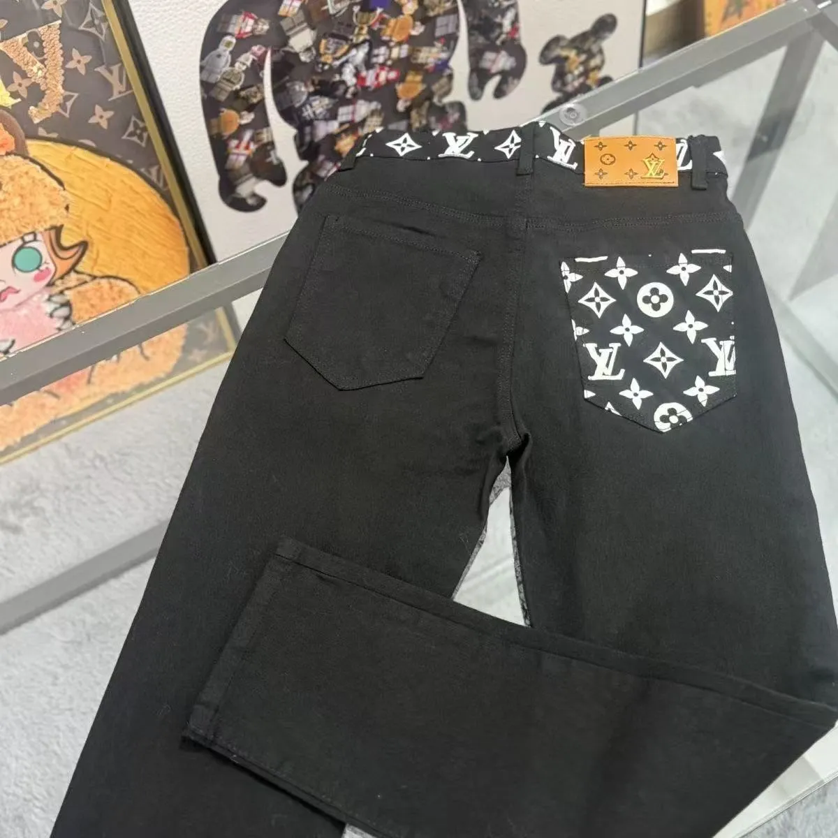 P180 Top replica AMIRI denim shorts AMIRI high street basic ripped tight stretch jeans trousers Amiriamiri is transliterated as Emil, which is the name of the founder. Mike Amiri, the founder of amiri, grew up in Los Angeles, USA. He was influenced by the local street culture Rock since he was a child, so he founded the amiri brand named after himself. A variety of trendy clothing meets the needs of different fashion players. Amiri clothing has novel and unique styles and is a well-known street brand in the United States. Many of its styles and styles are loved by many street photographers. Various clothing styles meet the needs of different people, show their unique temperament, and show the trend of dressing. amiri's jeans are relatively famous. Not only do they have many styles, but the quality of the jeans is also very good. Many celebrities have also worn amiri brand jeans. Fashionability.  Color; picture color Size: m l xl xxl