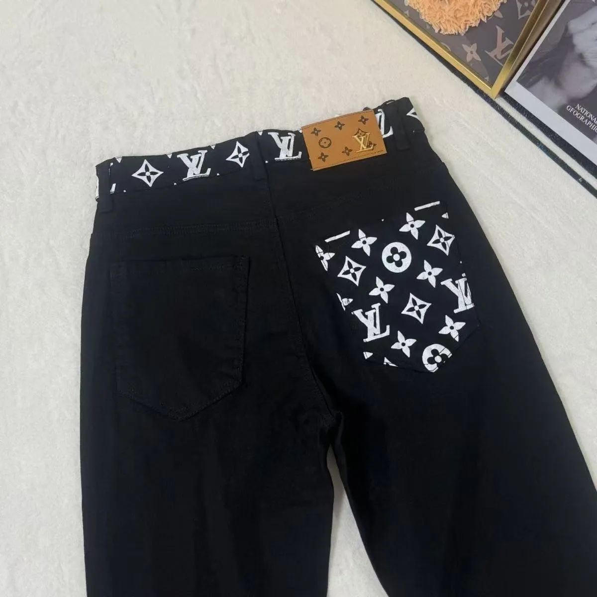 P180 Top replica AMIRI denim shorts AMIRI high street basic ripped tight stretch jeans trousers Amiriamiri is transliterated as Emil, which is the name of the founder. Mike Amiri, the founder of amiri, grew up in Los Angeles, USA. He was influenced by the local street culture Rock since he was a child, so he founded the amiri brand named after himself. A variety of trendy clothing meets the needs of different fashion players. Amiri clothing has novel and unique styles and is a well-known street brand in the United States. Many of its styles and styles are loved by many street photographers. Various clothing styles meet the needs of different people, show their unique temperament, and show the trend of dressing. amiri's jeans are relatively famous. Not only do they have many styles, but the quality of the jeans is also very good. Many celebrities have also worn amiri brand jeans. Fashionability.  Color; picture color Size: m l xl xxl