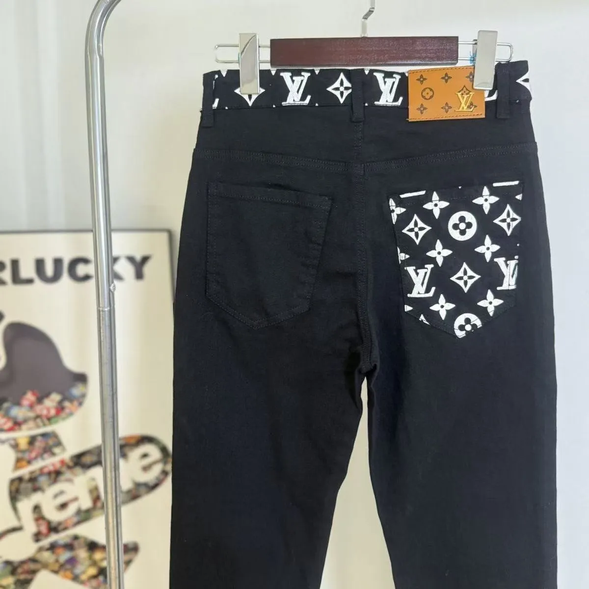 P180 Top replica AMIRI denim shorts AMIRI high street basic ripped tight stretch jeans trousers Amiriamiri is transliterated as Emil, which is the name of the founder. Mike Amiri, the founder of amiri, grew up in Los Angeles, USA. He was influenced by the local street culture Rock since he was a child, so he founded the amiri brand named after himself. A variety of trendy clothing meets the needs of different fashion players. Amiri clothing has novel and unique styles and is a well-known street brand in the United States. Many of its styles and styles are loved by many street photographers. Various clothing styles meet the needs of different people, show their unique temperament, and show the trend of dressing. amiri's jeans are relatively famous. Not only do they have many styles, but the quality of the jeans is also very good. Many celebrities have also worn amiri brand jeans. Fashionability.  Color; picture color Size: m l xl xxl