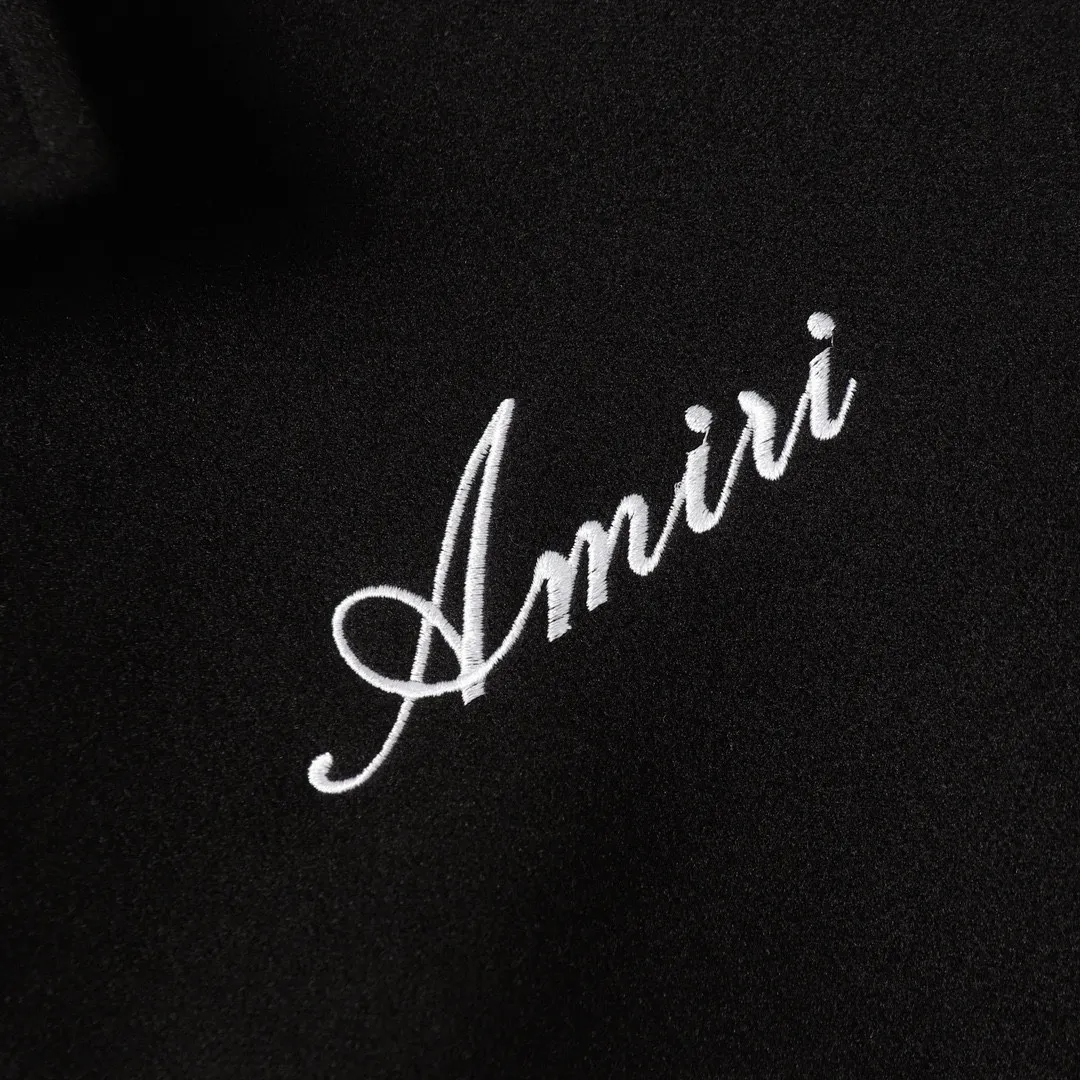 P390 -Amiri's classic bone embroidery, the same baseball jersey as Jackson Wang -Using towel embroidery and flat embroidery mixed with thousands of needle embroidery techniques, fashionable and versatile -Made of dragon and phoenix nylon fabrics, soft and comfortable, with high-end and elegant PU sleeves -Pocket double zipper design, restored details M l xl xxl