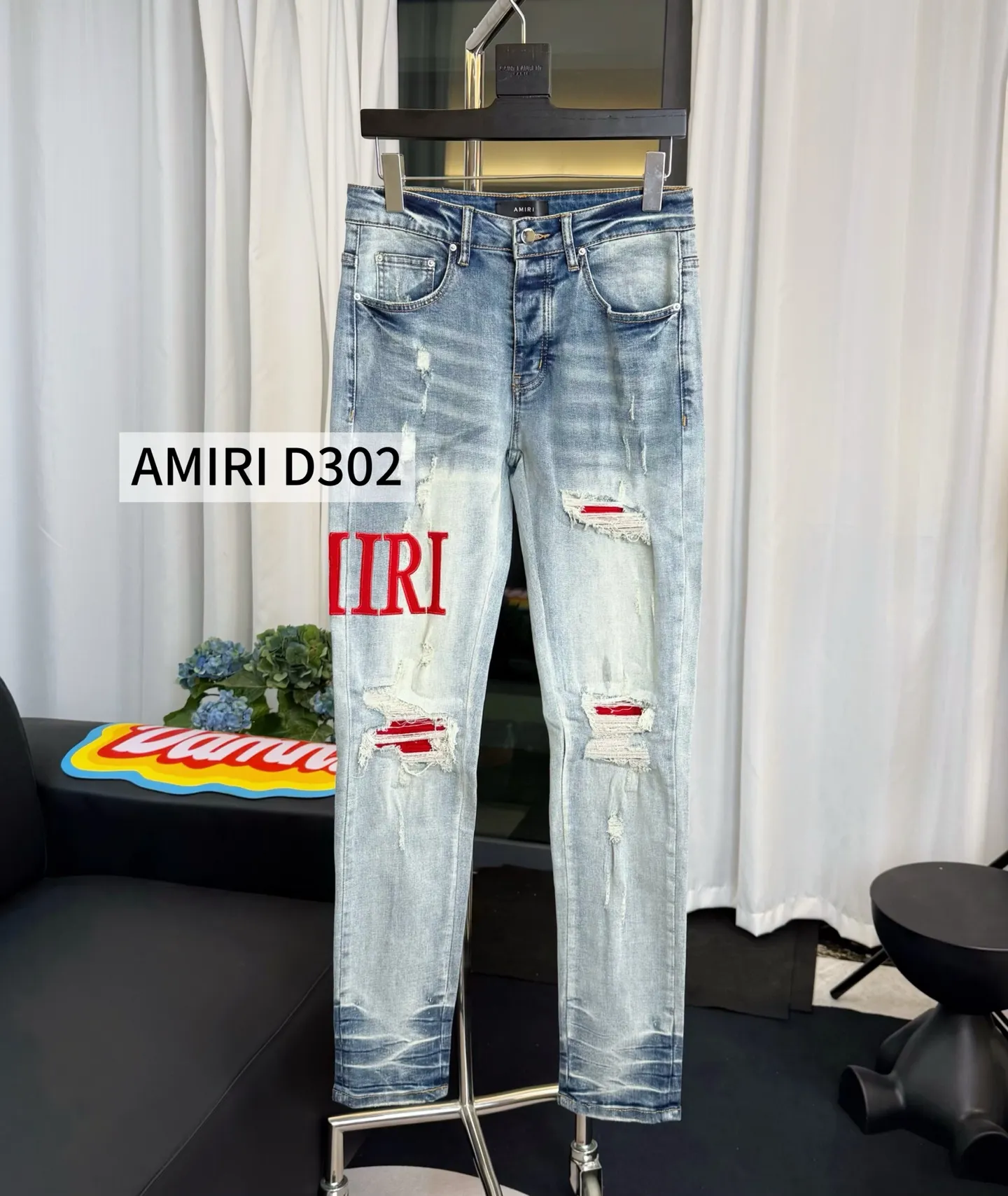 P290 Style number: D302 Non-market currency export order Amiri patchwork contrast patch ripped high street slim jeans • amiri is transliterated as Emil, which is the name of the founder. Mike Amiri, the founder of amiri, grew up in Los Angeles, USA. He was influenced by local street culture and Punk Rock since childhood, so he founded the amiri brand named after himself. A variety of trendy clothing meets the needs of different trendy players. Amiri clothing has novel and unique styles and is a well-known street brand in the United States. The styles and styles of many clothes are loved by many street photographers. The various clothing styles meet the dressing needs of different people, show their unique temperament, and show the trend of dressing. amiri's jeans are relatively famous. Not only do they have many styles, but the quality of the jeans is also very good. Many celebrities have also worn amiri brand jeans.  The jeans of the amiri brand break through the production process and cutting of the original jeans. The fabrics are relatively soft and comfortable, and are not as hard as some jeans, which can irritate the skin and cause the skin to bleed when worn. Los Angeles trendy brand Amiri's jeans are made with great detail from tailoring to texture, adding wrinkles, bullet holes, damage and other details to add to the trendiness of the jeans. You can choose the style that suits you according to your own needs. Only when you wear a suitable style can you have a certain sense of fashion.  In recent years, high street has become an increasingly common word in men's clothing, and high street style has become an important direction for everyone's matching. High street-related items basically cannot avoid oversize or drop-shoulder tops, and the lower body is matched with trackpants or tight-fitting denim. In my opinion, the most representative one may be denim. What I bring to you today is the MX1 patched denim worn by many Internet celebrities. It is operated by a large washing factory in Guangzhou. The front and back have frayed trouser legs and holes. It is full of high-end sense. The partially destroyed knee design is combined with the leather patchwork design. It has been used as the facade design. Leather waist nameplate. Customized crotch placket hardware. Engraved molding. The focus of this model is not on washing, but on the shape of the damage and the pattern. The secret lies in the craftsmanship of the master. Later, the cost of fraying, horse cutting, knife cutting, etc. These hand-made products are far beyond comparison with assembly line products.  Color: Picture color Size: 30-31-32-33-34-36