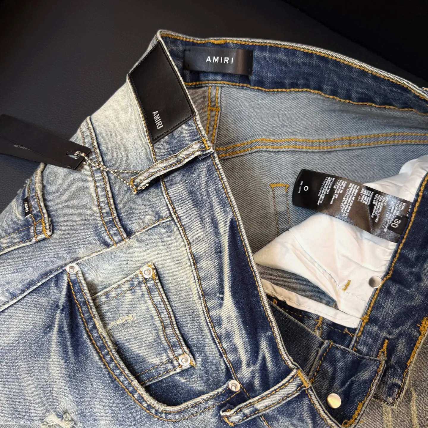 P290 Style number: D302 Non-market currency export order Amiri patchwork contrast patch ripped high street slim jeans • amiri is transliterated as Emil, which is the name of the founder. Mike Amiri, the founder of amiri, grew up in Los Angeles, USA. He was influenced by local street culture and Punk Rock since childhood, so he founded the amiri brand named after himself. A variety of trendy clothing meets the needs of different trendy players. Amiri clothing has novel and unique styles and is a well-known street brand in the United States. The styles and styles of many clothes are loved by many street photographers. The various clothing styles meet the dressing needs of different people, show their unique temperament, and show the trend of dressing. amiri's jeans are relatively famous. Not only do they have many styles, but the quality of the jeans is also very good. Many celebrities have also worn amiri brand jeans.  The jeans of the amiri brand break through the production process and cutting of the original jeans. The fabrics are relatively soft and comfortable, and are not as hard as some jeans, which can irritate the skin and cause the skin to bleed when worn. Los Angeles trendy brand Amiri's jeans are made with great detail from tailoring to texture, adding wrinkles, bullet holes, damage and other details to add to the trendiness of the jeans. You can choose the style that suits you according to your own needs. Only when you wear a suitable style can you have a certain sense of fashion.  In recent years, high street has become an increasingly common word in men's clothing, and high street style has become an important direction for everyone's matching. High street-related items basically cannot avoid oversize or drop-shoulder tops, and the lower body is matched with trackpants or tight-fitting denim. In my opinion, the most representative one may be denim. What I bring to you today is the MX1 patched denim worn by many Internet celebrities. It is operated by a large washing factory in Guangzhou. The front and back have frayed trouser legs and holes. It is full of high-end sense. The partially destroyed knee design is combined with the leather patchwork design. It has been used as the facade design. Leather waist nameplate. Customized crotch placket hardware. Engraved molding. The focus of this model is not on washing, but on the shape of the damage and the pattern. The secret lies in the craftsmanship of the master. Later, the cost of fraying, horse cutting, knife cutting, etc. These hand-made products are far beyond comparison with assembly line products.  Color: Picture color Size: 30-31-32-33-34-36