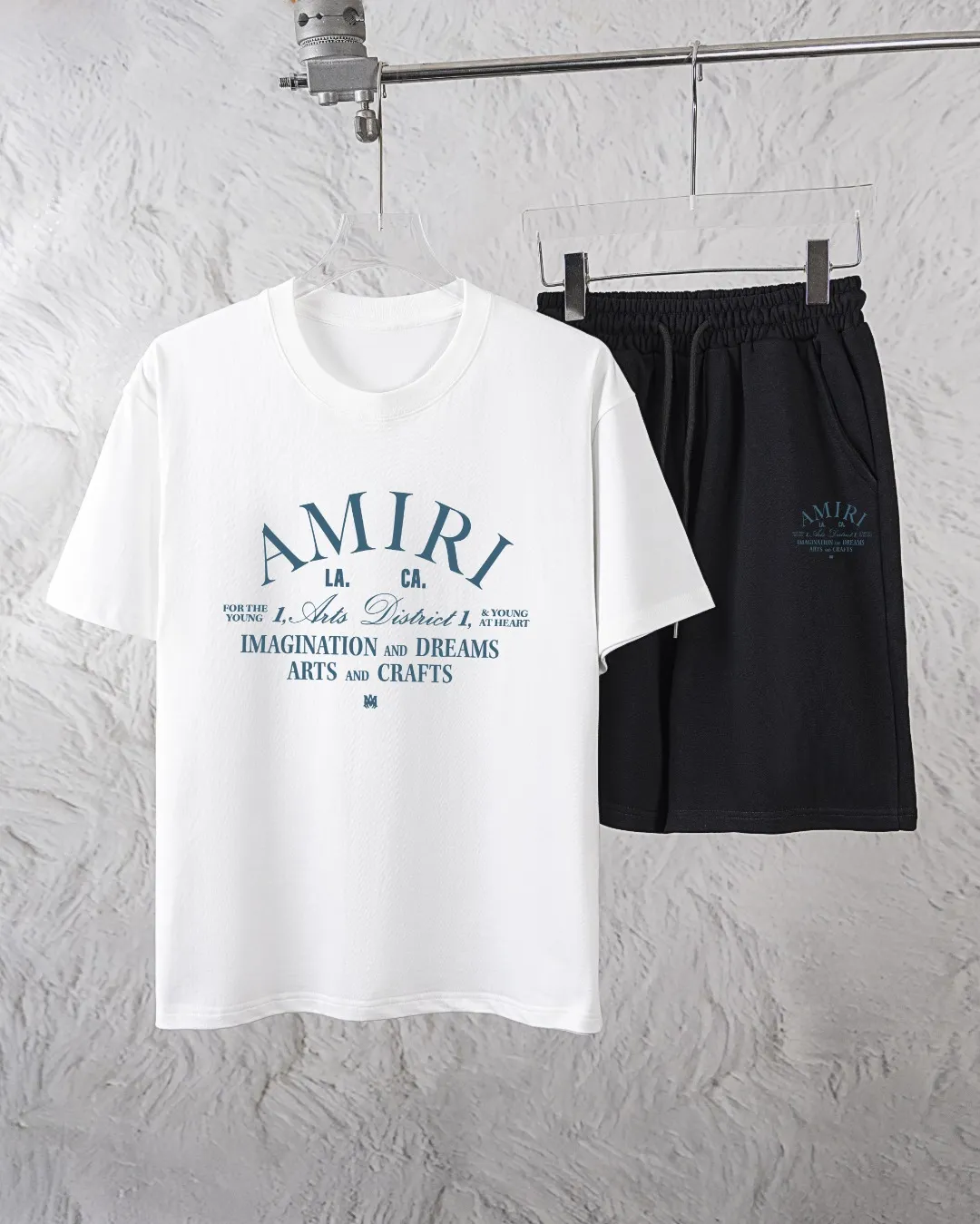 P280 AMIRI exclusively provides new trendy men’s fashionable round neck short-sleeved shorts suits, trendy and fashionable casual short-sleeved suits! It has high breathability and comfort, impeccable details, and brand element design concept, reflecting high quality. It presents a casual cut and the upper body shape is great! Material: 250g Xinjiang long-staple cotton short sleeves + 360g pure cotton terry shorts Size: S M L Due to manual measurement, there is a deviation of about 1-3CM in size.