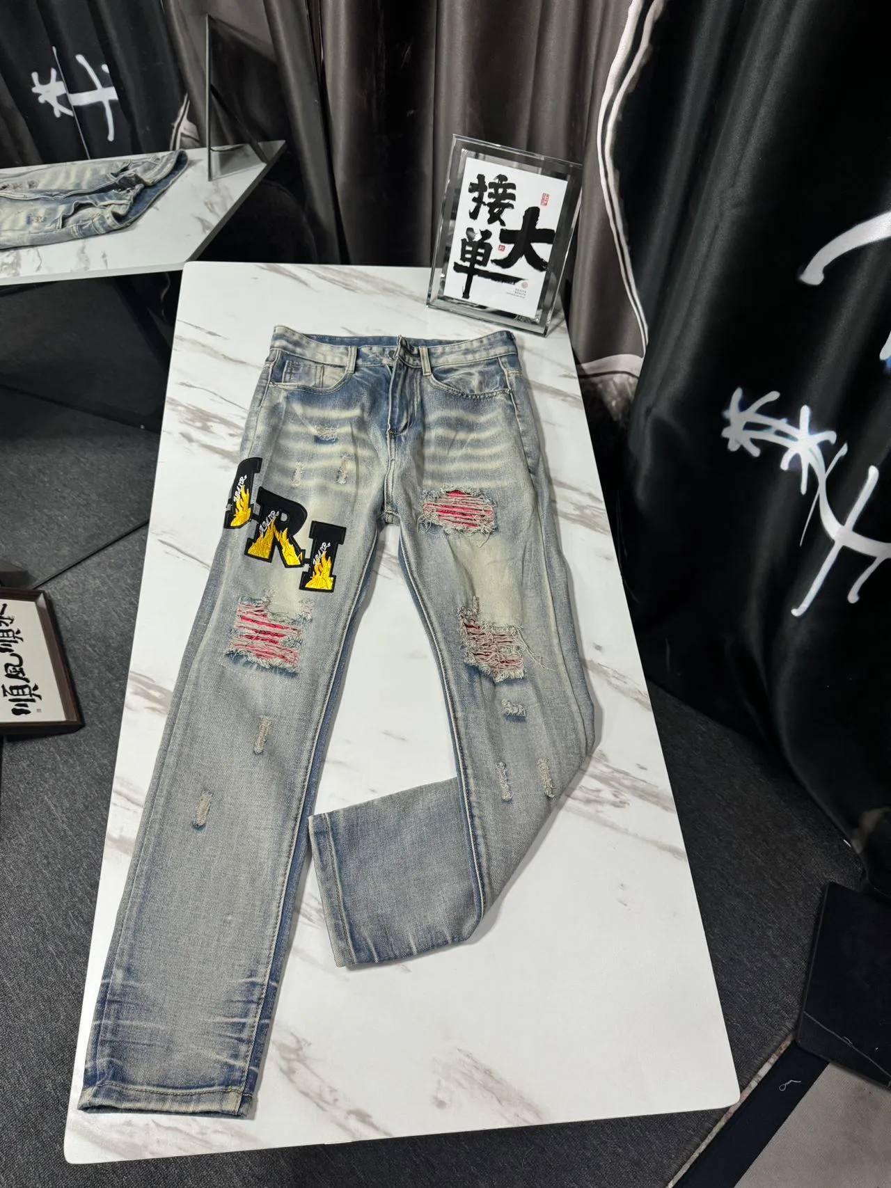 P166 Top replica AMIRI splash-ink medal patch embroidered jeans trousers AMIRI high street basic ripped tight stretch jeans trousers Amiriamiri is transliterated as Emil, which is the name of the founder. Mike Amiri, the founder of amiri, grew up in Los Angeles, USA. He was influenced by the local street culture Rock since childhood, so he founded the amiri brand named after himself. A variety of fashion brand clothing meets the needs of different fashion players. Amiri clothing has novel and unique styles and is a well-known street brand in the United States. Many of its styles and styles are loved by many street photographers. Various clothing styles meet the needs of different people, show their unique temperament, and show the trend of dressing. amiri's jeans are relatively famous. Not only do they have many styles, but the quality of the jeans is also very good. Many celebrities have also worn amiri brand jeans.  The jeans of the amiri brand break through the production process and cutting of the original jeans. The fabrics are relatively soft and comfortable, and are not as hard as some jeans, which can irritate the skin and cause the skin to bleed when worn. Los Angeles trendy brand Amiri's jeans are made with great detail from tailoring to texture, adding wrinkles, bullet holes, damage and other details to add to the trendiness of the jeans. You can choose the style that suits you according to your own needs. Only when you wear a suitable style can you have a certain sense of fashion.  In recent years, high street has become a word that appears more and more frequently in men's clothing. High street style has also become an important direction for everyone's matching. High street related items are basically inseparable from oversize or off-shoulder tops. The lower body is matched with trackpants or tight-fitting denim. In my opinion, the most representative one is perhaps annihilation. Color; picture color Size: m l xl xxl