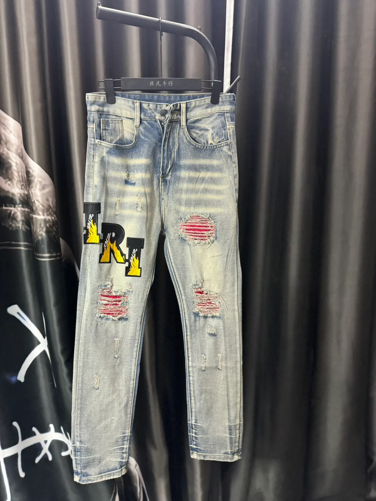 P166 Top replica AMIRI splash-ink medal patch embroidered jeans trousers AMIRI high street basic ripped tight stretch jeans trousers Amiriamiri is transliterated as Emil, which is the name of the founder. Mike Amiri, the founder of amiri, grew up in Los Angeles, USA. He was influenced by the local street culture Rock since childhood, so he founded the amiri brand named after himself. A variety of fashion brand clothing meets the needs of different fashion players. Amiri clothing has novel and unique styles and is a well-known street brand in the United States. Many of its styles and styles are loved by many street photographers. Various clothing styles meet the needs of different people, show their unique temperament, and show the trend of dressing. amiri's jeans are relatively famous. Not only do they have many styles, but the quality of the jeans is also very good. Many celebrities have also worn amiri brand jeans.  The jeans of the amiri brand break through the production process and cutting of the original jeans. The fabrics are relatively soft and comfortable, and are not as hard as some jeans, which can irritate the skin and cause the skin to bleed when worn. Los Angeles trendy brand Amiri's jeans are made with great detail from tailoring to texture, adding wrinkles, bullet holes, damage and other details to add to the trendiness of the jeans. You can choose the style that suits you according to your own needs. Only when you wear a suitable style can you have a certain sense of fashion.  In recent years, high street has become a word that appears more and more frequently in men's clothing. High street style has also become an important direction for everyone's matching. High street related items are basically inseparable from oversize or off-shoulder tops. The lower body is matched with trackpants or tight-fitting denim. In my opinion, the most representative one is perhaps annihilation. Color; picture color Size: m l xl xxl