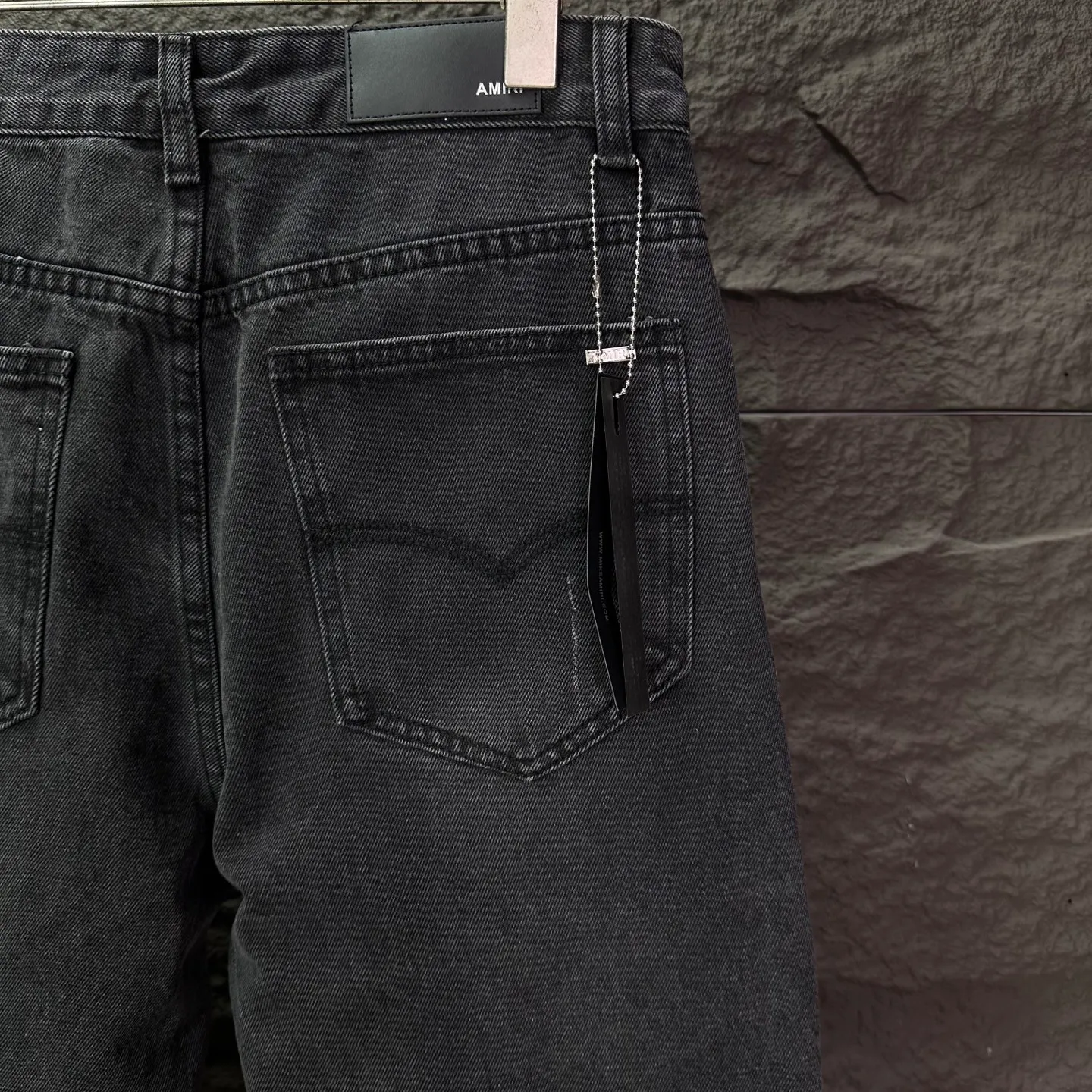 P230 Amiri 2025 new pure black beaded couple style washed loose jeans 🔥High version🔥High version🔥Top ceiling quality Styles with different washed textures are very friendly to people with thin legs and thick legs. The straight and loose version is very flattering to the leg shape. Moderate length that never goes out of style, easy to match with casually, basic styling for various styles, a must-have in the wardrobe! The fabric is stiff but also makes the upper body soft without losing texture. The washing process is even more perfect. It is a must-have item for everyone! ! ! Washed wheat, tag, pants label, three complete labels Color: washed black Size: 28, 30, 32, 34 (four sizes)