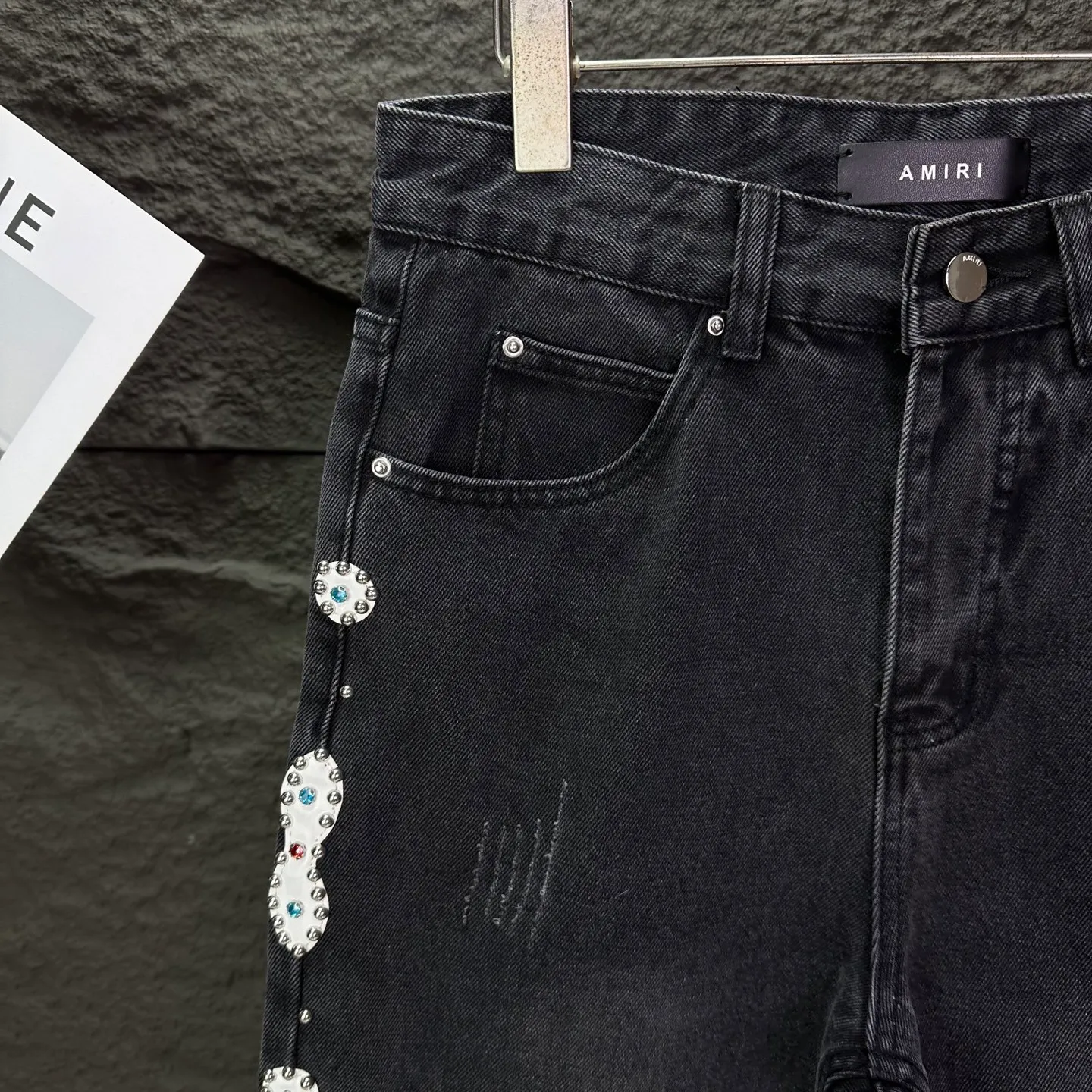 P230 Amiri 2025 new pure black beaded couple style washed loose jeans 🔥High version🔥High version🔥Top ceiling quality Styles with different washed textures are very friendly to people with thin legs and thick legs. The straight and loose version is very flattering to the leg shape. Moderate length that never goes out of style, easy to match with casually, basic styling for various styles, a must-have in the wardrobe! The fabric is stiff but also makes the upper body soft without losing texture. The washing process is even more perfect. It is a must-have item for everyone! ! ! Washed wheat, tag, pants label, three complete labels Color: washed black Size: 28, 30, 32, 34 (four sizes)