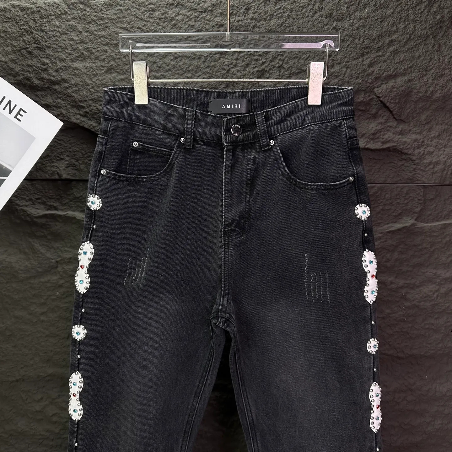 P230 Amiri 2025 new pure black beaded couple style washed loose jeans 🔥High version🔥High version🔥Top ceiling quality Styles with different washed textures are very friendly to people with thin legs and thick legs. The straight and loose version is very flattering to the leg shape. Moderate length that never goes out of style, easy to match with casually, basic styling for various styles, a must-have in the wardrobe! The fabric is stiff but also makes the upper body soft without losing texture. The washing process is even more perfect. It is a must-have item for everyone! ! ! Washed wheat, tag, pants label, three complete labels Color: washed black Size: 28, 30, 32, 34 (four sizes)