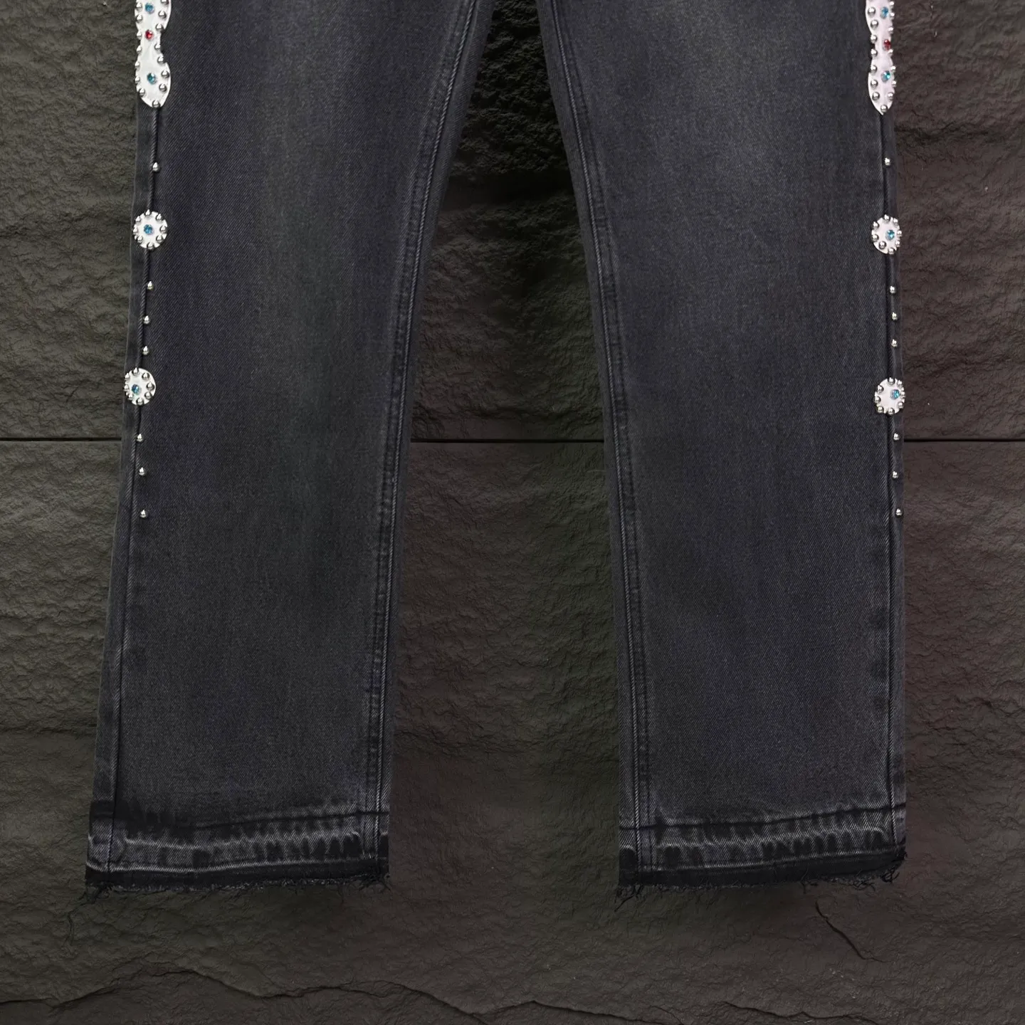 P230 Amiri 2025 new pure black beaded couple style washed loose jeans 🔥High version🔥High version🔥Top ceiling quality Styles with different washed textures are very friendly to people with thin legs and thick legs. The straight and loose version is very flattering to the leg shape. Moderate length that never goes out of style, easy to match with casually, basic styling for various styles, a must-have in the wardrobe! The fabric is stiff but also makes the upper body soft without losing texture. The washing process is even more perfect. It is a must-have item for everyone! ! ! Washed wheat, tag, pants label, three complete labels Color: washed black Size: 28, 30, 32, 34 (four sizes)