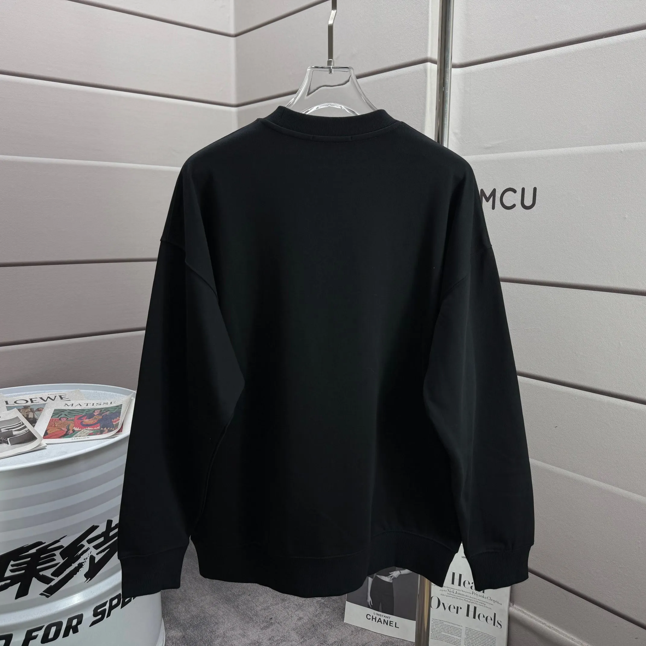 P220 Amiri* 2025 early autumn and winter new long-sleeved sweatshirt, classic letter silicone technology + three-dimensional flocking, custom terry fabric, round neck pullover, same style for men and women Color: black white Size: S (90-130 catties) M (120-150 catties) L (140-165 catties) XL (160-180 catties) XXL (180-210 pounds)