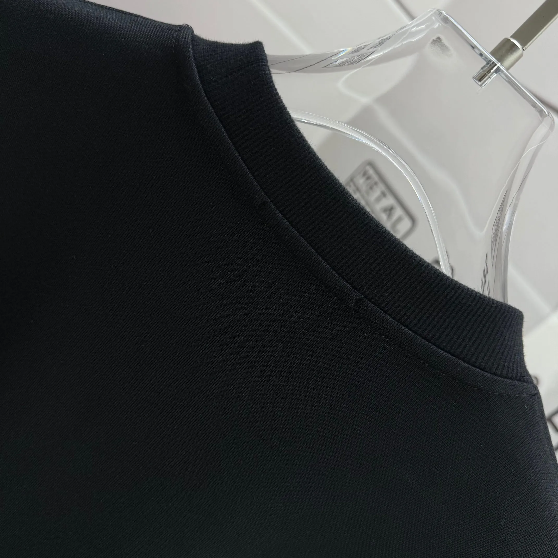 P220 Amiri* 2025 early autumn and winter new long-sleeved sweatshirt, classic letter silicone technology + three-dimensional flocking, custom terry fabric, round neck pullover, same style for men and women Color: black white Size: S (90-130 catties) M (120-150 catties) L (140-165 catties) XL (160-180 catties) XXL (180-210 pounds)