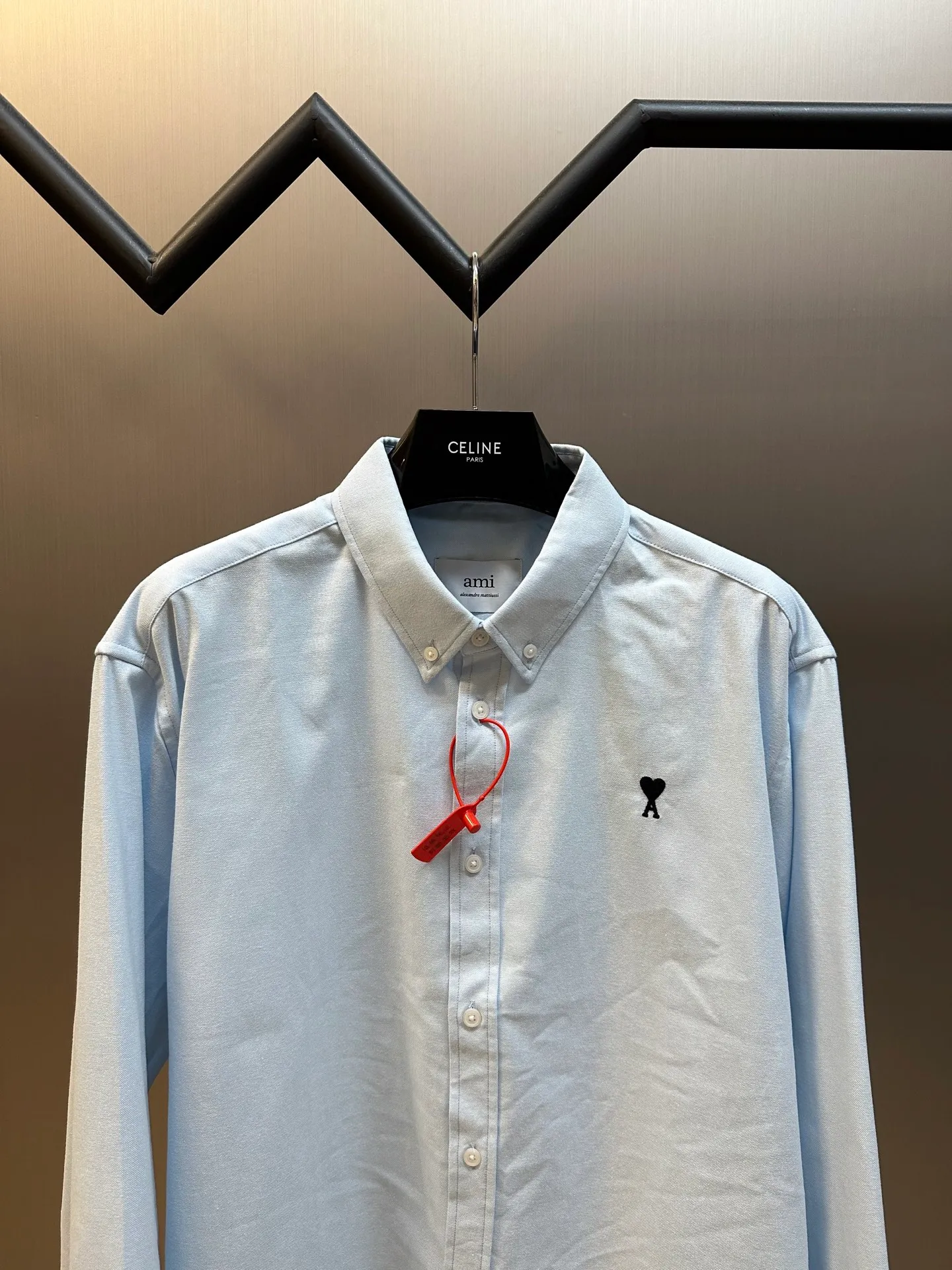 🅿️400 Ami Paris Love Embroidered Shirt Made of custom-made high-quality flexible Oxford cotton, a bright red heart jumps out on the chest, engraved with a French romantic code.  Adopt imported machine embroidery technology, use advanced computer control system and precision mechanical components to realize Ami love embroidery work size: 38 40 42 44