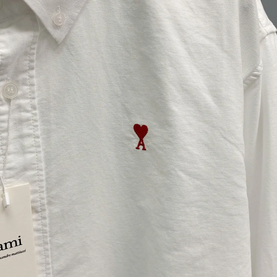 🅿️240 Ami Paris cotton oxford embroidered shirt is made of 100% cotton oxford fabric. The unique texture of oxford is more textured than ordinary cotton shirts. The 100% cotton material makes it have good breathability. The fabric has high strength and good wear resistance. It is comfortable to wear and not easy to sweat. Loose fit. The upper body is three-dimensional and the lines are smooth and natural. From the shoulder line to the waistline to the hem, the line transition is smooth. There are no unnecessary folds or accumulation. The overall shape is neat and stretchy. The chest is embellished with the iconic love embroidery, which is simple but highly recognizable. The color transition of the embroidery thread is natural. The stitches are even and consistent in spacing and size. The stitches can also be connected naturally. The lines are smooth and not stiff. Size: S M L XL