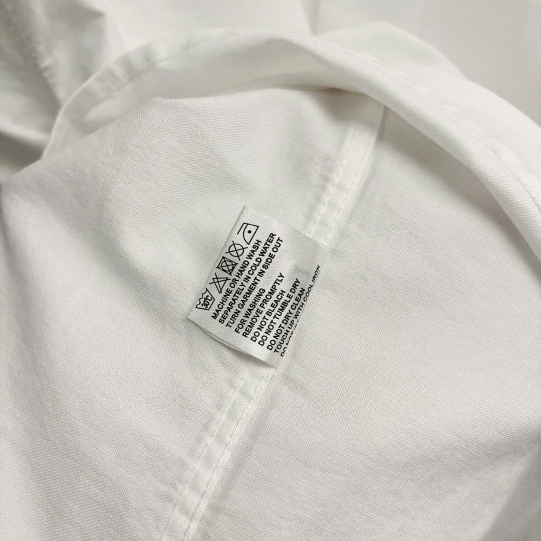 🅿️240 Ami Paris cotton oxford embroidered shirt is made of 100% cotton oxford fabric. The unique texture of oxford is more textured than ordinary cotton shirts. The 100% cotton material makes it have good breathability. The fabric has high strength and good wear resistance. It is comfortable to wear and not easy to sweat. Loose fit. The upper body is three-dimensional and the lines are smooth and natural. From the shoulder line to the waistline to the hem, the line transition is smooth. There are no unnecessary folds or accumulation. The overall shape is neat and stretchy. The chest is embellished with the iconic love embroidery, which is simple but highly recognizable. The color transition of the embroidery thread is natural. The stitches are even and consistent in spacing and size. The stitches can also be connected naturally. The lines are smooth and not stiff. Size: S M L XL