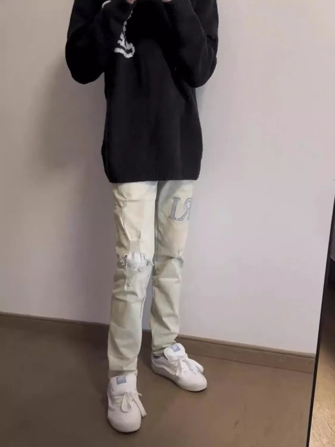 #M01 P168💰 AMIRI white ripped high street jeans with diamonds! The transliteration of amiri is Emil, which is the name of the founder. Mike Amiri, the founder of amiri, grew up in Los Angeles, USA. He was influenced by local street culture and Punk Rock since he was a child, so he founded the amiri brand named after himself. A variety of trendy clothing meets the needs of different fashion players. Amiri clothing has novel and unique styles and is a well-known street brand in the United States. The styles and styles of many clothes are loved by many street photographers. The various clothing styles meet the dressing needs of different people, show their unique temperament, and show the trend of dressing. amiri's jeans are relatively famous. Not only do they have many styles, but the quality of their denim jackets is also very good. Many celebrities have also worn the amiri brand's denim series. The fabric is made of 100% cotton denim! High temperature setting, heavy sand washing, never fade, full of fashion! All made to order! -The colorful embroidery on the chest is so tense and the embroidery is neat! Imported machine for work! quality assurance!  -The entire garment is made with fine workmanship. Each seam is pressed using a double-needle machine. This stitching is a test of the workers' skills. If it goes astray, the entire garment will be scrapped. The hardware is custom-made, with exclusive logos, and is a one-to-one replica of the original! Original trademark! The fit is loose and slimming! Color: Picture color Size: 30-32-34-36