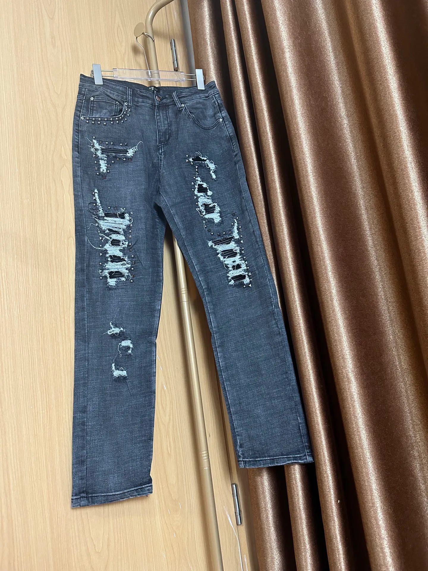 P246 💰 AMIRI Washed Distressed High Street Slim Jeans Amiri Rivet Trousers - In recent years, high street has become an increasingly common word in men's clothing. High street style has also become an important direction for everyone to match. High street related items are basically inseparable from oversize or off-shoulder tops. The lower body is paired with trackpants or tight-fitting denim. In my opinion, the most representative one is perhaps annihilation. It is operated by Ningbo Washing Factory. Front Back. The whiskers on the trouser legs are fading beautifully, full of high-end sense. The knee part is destroyed and combined with leather design. It has been used as a facade design. Leather waist nameplate. Customized crotch placket hardware. Engraved molding. Size: 30 32 34 36 38