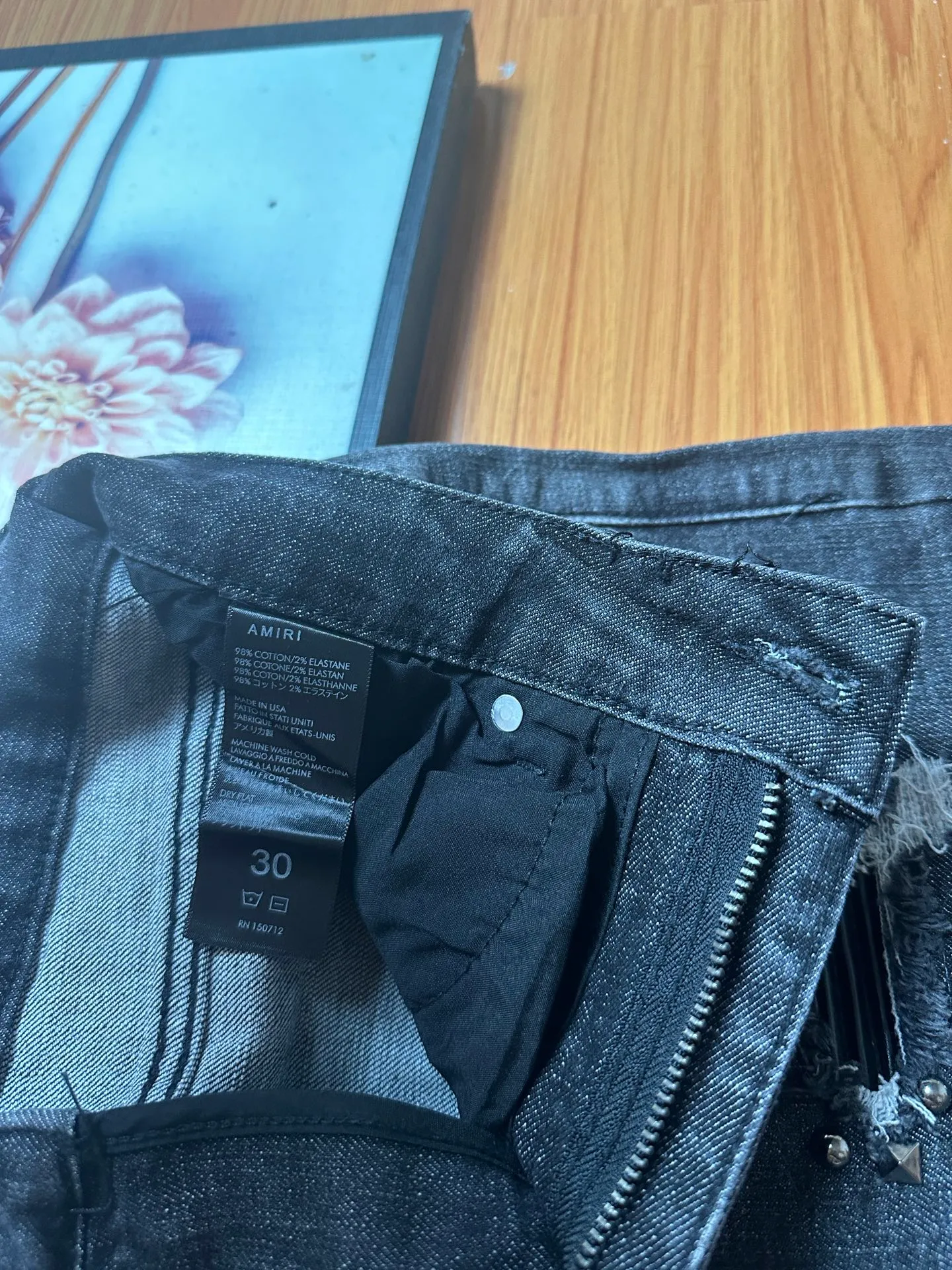 P246 💰 AMIRI Washed Distressed High Street Slim Jeans Amiri Rivet Trousers - In recent years, high street has become an increasingly common word in men's clothing. High street style has also become an important direction for everyone to match. High street related items are basically inseparable from oversize or off-shoulder tops. The lower body is paired with trackpants or tight-fitting denim. In my opinion, the most representative one is perhaps annihilation. It is operated by Ningbo Washing Factory. Front Back. The whiskers on the trouser legs are fading beautifully, full of high-end sense. The knee part is destroyed and combined with leather design. It has been used as a facade design. Leather waist nameplate. Customized crotch placket hardware. Engraved molding. Size: 30 32 34 36 38