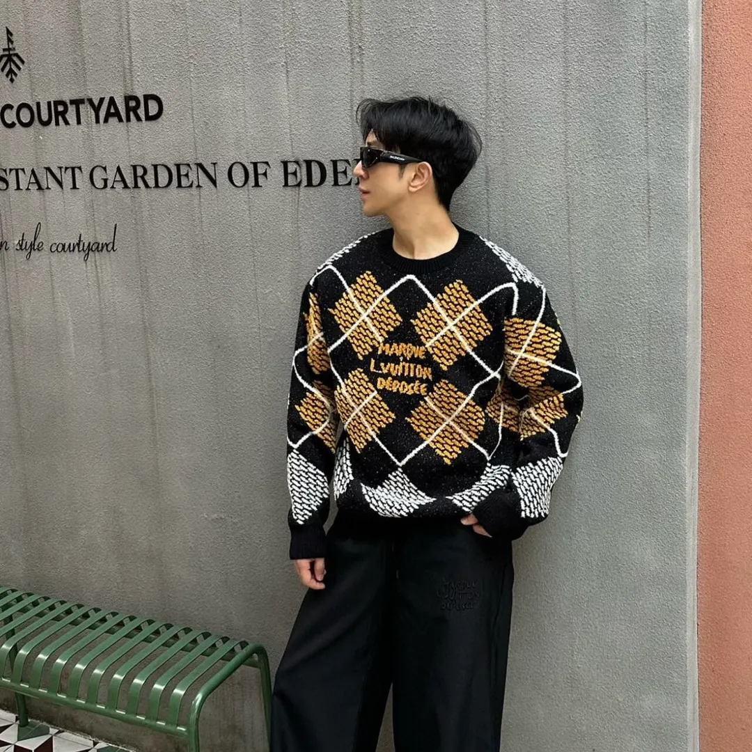 Size chart Upper body picture LV 2024FW new autumn and winter cotton-wool blended round neck long-sleeved sweater Custom knitted jacquard texture Damier pattern turned into retro plaid Marque L.Vuitton Deposée logo on the chest Ribbed collar, cuffs and hem Slightly loose fit Uniform for men and women Size: S M L XL