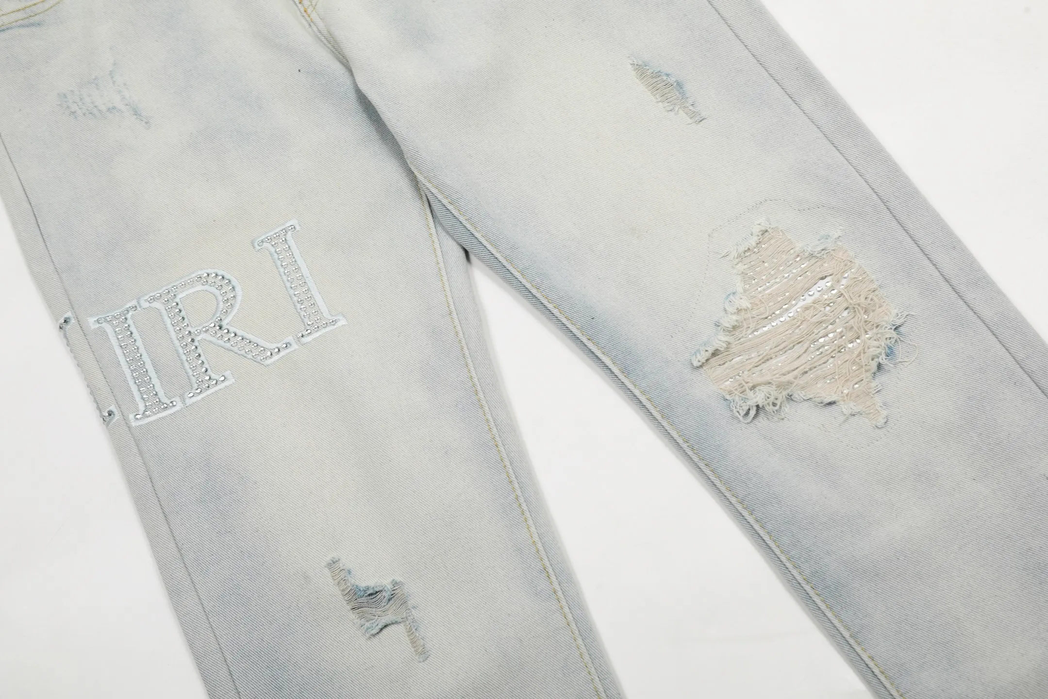 #M01 P168💰 AMIRI white ripped high street jeans with diamonds! The transliteration of amiri is Emil, which is the name of the founder. Mike Amiri, the founder of amiri, grew up in Los Angeles, USA. He was influenced by local street culture and Punk Rock since he was a child, so he founded the amiri brand named after himself. A variety of trendy clothing meets the needs of different fashion players. Amiri clothing has novel and unique styles and is a well-known street brand in the United States. The styles and styles of many clothes are loved by many street photographers. The various clothing styles meet the dressing needs of different people, show their unique temperament, and show the trend of dressing. amiri's jeans are relatively famous. Not only do they have many styles, but the quality of their denim jackets is also very good. Many celebrities have also worn the amiri brand's denim series. The fabric is made of 100% cotton denim! High temperature setting, heavy sand washing, never fade, full of fashion! All made to order! -The colorful embroidery on the chest is so tense and the embroidery is neat! Imported machine for work! quality assurance!  -The entire garment is made with fine workmanship. Each seam is pressed using a double-needle machine. This stitching is a test of the workers' skills. If it goes astray, the entire garment will be scrapped. The hardware is custom-made, with exclusive logos, and is a one-to-one replica of the original! Original trademark! The fit is loose and slimming! Color: Picture color Size: 30-32-34-36