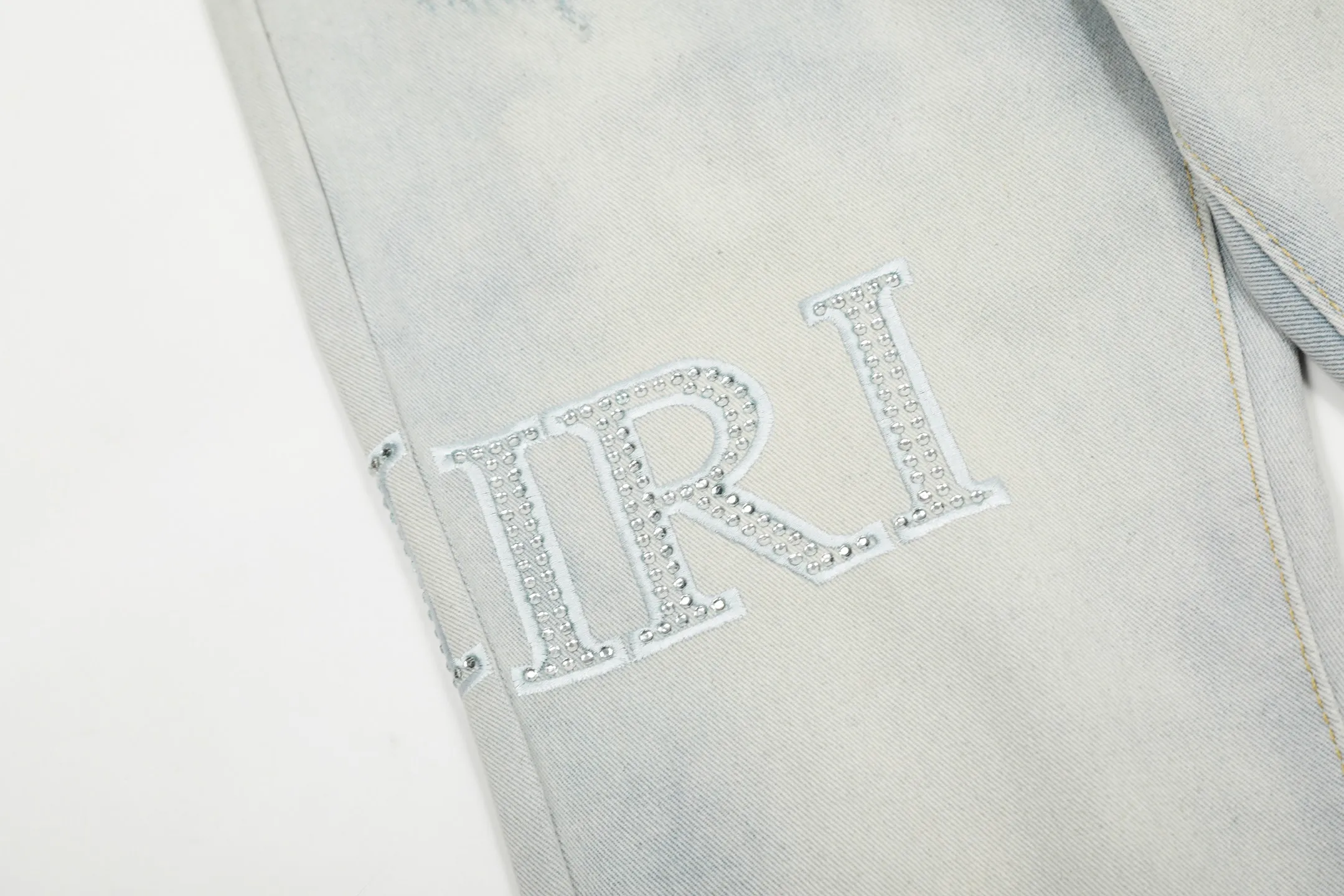 #M01 P168💰 AMIRI white ripped high street jeans with diamonds! The transliteration of amiri is Emil, which is the name of the founder. Mike Amiri, the founder of amiri, grew up in Los Angeles, USA. He was influenced by local street culture and Punk Rock since he was a child, so he founded the amiri brand named after himself. A variety of trendy clothing meets the needs of different fashion players. Amiri clothing has novel and unique styles and is a well-known street brand in the United States. The styles and styles of many clothes are loved by many street photographers. The various clothing styles meet the dressing needs of different people, show their unique temperament, and show the trend of dressing. amiri's jeans are relatively famous. Not only do they have many styles, but the quality of their denim jackets is also very good. Many celebrities have also worn the amiri brand's denim series. The fabric is made of 100% cotton denim! High temperature setting, heavy sand washing, never fade, full of fashion! All made to order! -The colorful embroidery on the chest is so tense and the embroidery is neat! Imported machine for work! quality assurance!  -The entire garment is made with fine workmanship. Each seam is pressed using a double-needle machine. This stitching is a test of the workers' skills. If it goes astray, the entire garment will be scrapped. The hardware is custom-made, with exclusive logos, and is a one-to-one replica of the original! Original trademark! The fit is loose and slimming! Color: Picture color Size: 30-32-34-36
