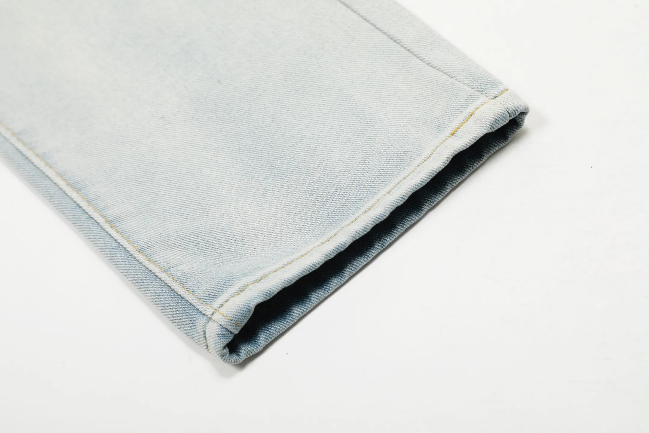 #M01 P168💰 AMIRI white ripped high street jeans with diamonds! The transliteration of amiri is Emil, which is the name of the founder. Mike Amiri, the founder of amiri, grew up in Los Angeles, USA. He was influenced by local street culture and Punk Rock since he was a child, so he founded the amiri brand named after himself. A variety of trendy clothing meets the needs of different fashion players. Amiri clothing has novel and unique styles and is a well-known street brand in the United States. The styles and styles of many clothes are loved by many street photographers. The various clothing styles meet the dressing needs of different people, show their unique temperament, and show the trend of dressing. amiri's jeans are relatively famous. Not only do they have many styles, but the quality of their denim jackets is also very good. Many celebrities have also worn the amiri brand's denim series. The fabric is made of 100% cotton denim! High temperature setting, heavy sand washing, never fade, full of fashion! All made to order! -The colorful embroidery on the chest is so tense and the embroidery is neat! Imported machine for work! quality assurance!  -The entire garment is made with fine workmanship. Each seam is pressed using a double-needle machine. This stitching is a test of the workers' skills. If it goes astray, the entire garment will be scrapped. The hardware is custom-made, with exclusive logos, and is a one-to-one replica of the original! Original trademark! The fit is loose and slimming! Color: Picture color Size: 30-32-34-36