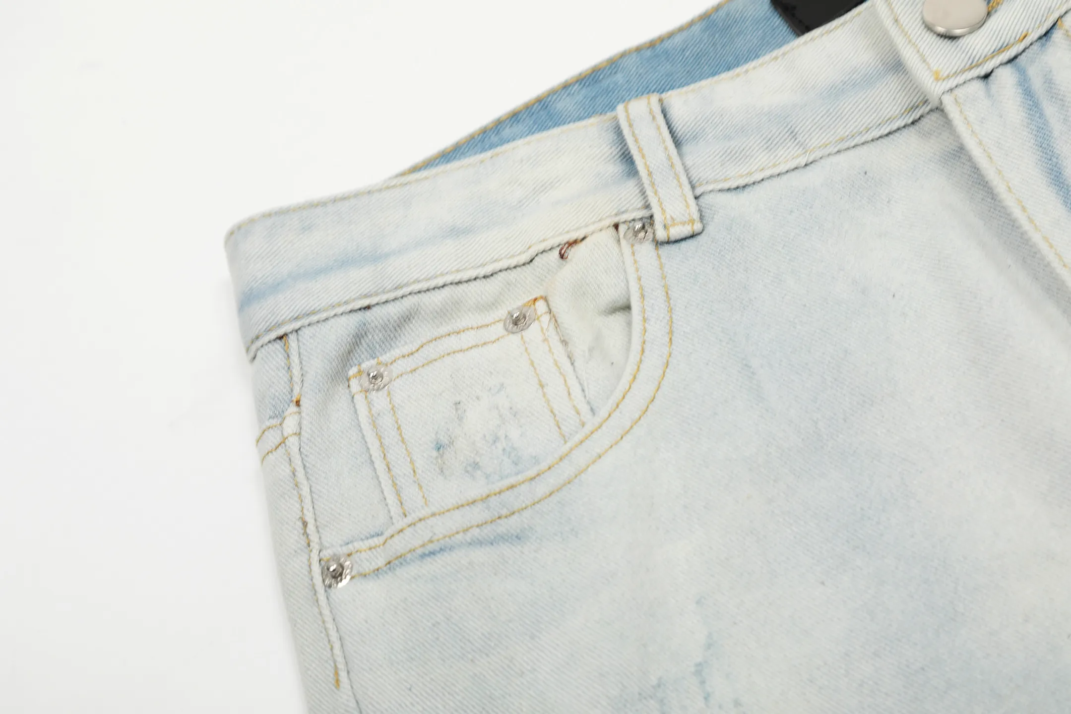 #M01 P168💰 AMIRI white ripped high street jeans with diamonds! The transliteration of amiri is Emil, which is the name of the founder. Mike Amiri, the founder of amiri, grew up in Los Angeles, USA. He was influenced by local street culture and Punk Rock since he was a child, so he founded the amiri brand named after himself. A variety of trendy clothing meets the needs of different fashion players. Amiri clothing has novel and unique styles and is a well-known street brand in the United States. The styles and styles of many clothes are loved by many street photographers. The various clothing styles meet the dressing needs of different people, show their unique temperament, and show the trend of dressing. amiri's jeans are relatively famous. Not only do they have many styles, but the quality of their denim jackets is also very good. Many celebrities have also worn the amiri brand's denim series. The fabric is made of 100% cotton denim! High temperature setting, heavy sand washing, never fade, full of fashion! All made to order! -The colorful embroidery on the chest is so tense and the embroidery is neat! Imported machine for work! quality assurance!  -The entire garment is made with fine workmanship. Each seam is pressed using a double-needle machine. This stitching is a test of the workers' skills. If it goes astray, the entire garment will be scrapped. The hardware is custom-made, with exclusive logos, and is a one-to-one replica of the original! Original trademark! The fit is loose and slimming! Color: Picture color Size: 30-32-34-36