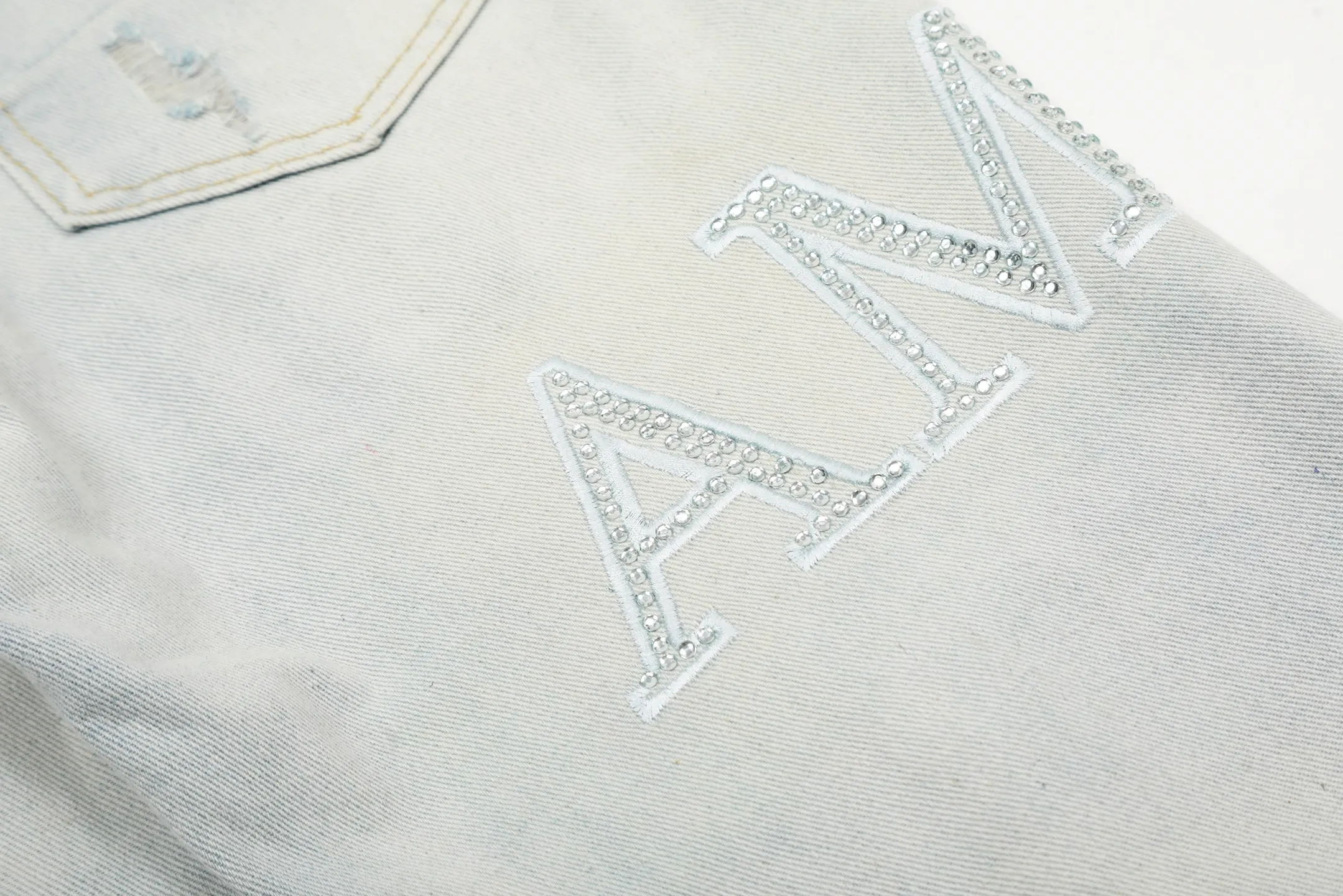 #M01 P168💰 AMIRI white ripped high street jeans with diamonds! The transliteration of amiri is Emil, which is the name of the founder. Mike Amiri, the founder of amiri, grew up in Los Angeles, USA. He was influenced by local street culture and Punk Rock since he was a child, so he founded the amiri brand named after himself. A variety of trendy clothing meets the needs of different fashion players. Amiri clothing has novel and unique styles and is a well-known street brand in the United States. The styles and styles of many clothes are loved by many street photographers. The various clothing styles meet the dressing needs of different people, show their unique temperament, and show the trend of dressing. amiri's jeans are relatively famous. Not only do they have many styles, but the quality of their denim jackets is also very good. Many celebrities have also worn the amiri brand's denim series. The fabric is made of 100% cotton denim! High temperature setting, heavy sand washing, never fade, full of fashion! All made to order! -The colorful embroidery on the chest is so tense and the embroidery is neat! Imported machine for work! quality assurance!  -The entire garment is made with fine workmanship. Each seam is pressed using a double-needle machine. This stitching is a test of the workers' skills. If it goes astray, the entire garment will be scrapped. The hardware is custom-made, with exclusive logos, and is a one-to-one replica of the original! Original trademark! The fit is loose and slimming! Color: Picture color Size: 30-32-34-36