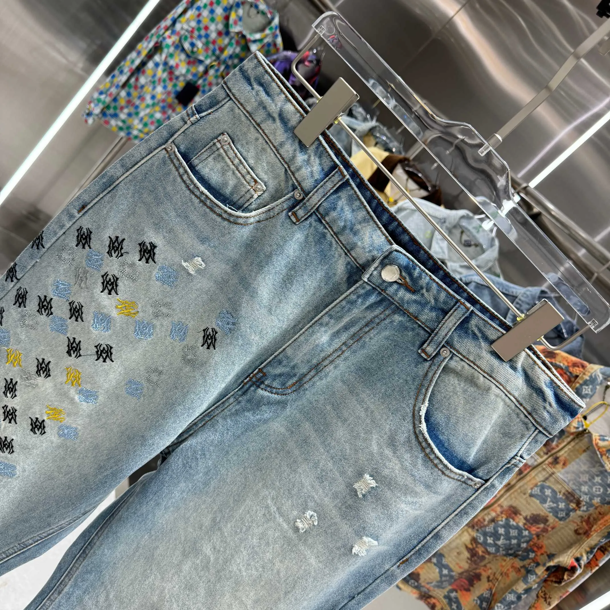 P260 AMIRI 2025 embroidered letter straight jeans. Styles with different washed textures, very friendly to people with thin legs. The slightly flared version is very flattering to the leg shape. The timeless moderate length makes it easy to match casually. The styling basis of various styles. The fabric is stiff while making the upper body soft without losing texture. The washing process is even more perfect. It is a must-have style. Size 30 32 34 36 color blue