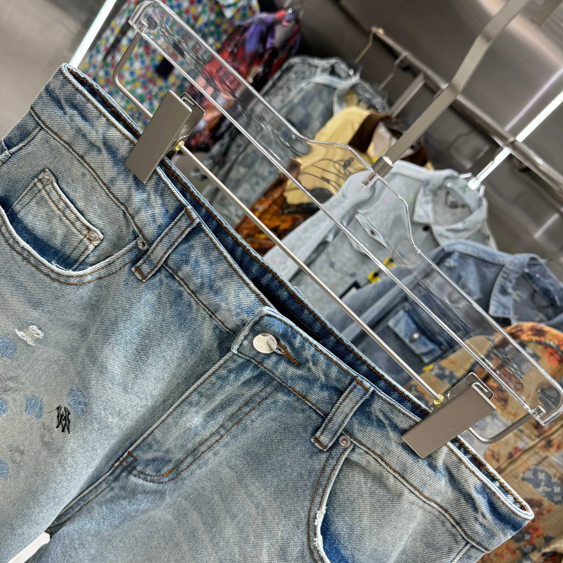 P260 AMIRI 2025 embroidered letter straight jeans. Styles with different washed textures, very friendly to people with thin legs. The slightly flared version is very flattering to the leg shape. The timeless moderate length makes it easy to match casually. The styling basis of various styles. The fabric is stiff while making the upper body soft without losing texture. The washing process is even more perfect. It is a must-have style. Size 30 32 34 36 color blue