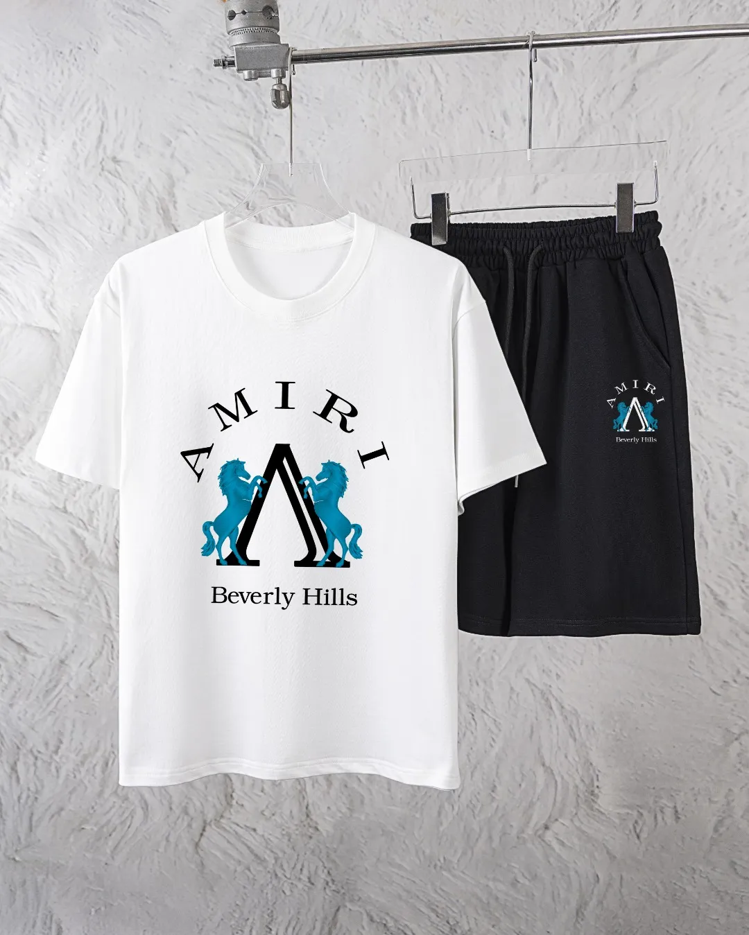 P280 AMIRI exclusively provides new trendy men’s fashionable round neck short-sleeved shorts suits, trendy and fashionable casual short-sleeved suits! It has high breathability and comfort, impeccable details, and brand element design concept, reflecting high quality. It presents a casual cut and the upper body shape is great! Material: 250g Xinjiang long-staple cotton short sleeves + 360g pure cotton terry shorts Size: S M L Due to manual measurement, there is a deviation of about 1-3CM in size.