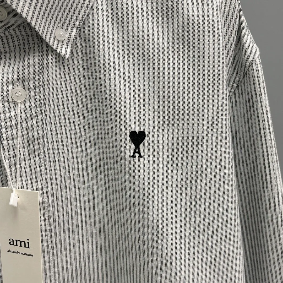 🅿️240 Ralph Lauren/Ralph Lauren imitation striped embroidered shirt. It is made of 100% cotton Oxford fabric. The 100% cotton material makes it very breathable. It is comfortable to wear and not easy to sweat. It has a loose fit and a three-dimensional upper body. The lines are smooth and natural. From the shoulder line to the waistline to the hem, the line transition is smooth. There are no unnecessary folds or accumulation. The whole body is neat and stretched. The chest is embellished with the iconic love embroidery. It is simple but highly recognizable. The embroidery thread has a natural color transition and the stitches are even and uniform in size. The stitches can also connect naturally and the lines are smooth and not stiff. Size: S M L XL