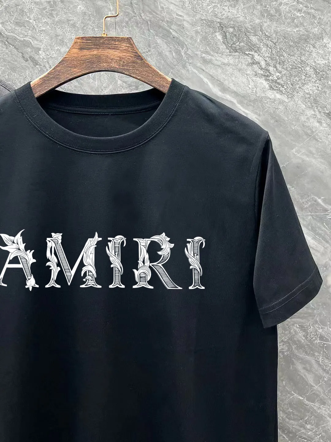 P140 AMIRI# 2025 spring and summer new style debut counter, the latest short-sleeved round neck T-shirt, high-end custom design, avant-garde and fashionable! The brand logo is designed with heavy craftsmanship. High-end customized 250g Xinjiang long-staple cotton fabric. Soft to the touch. Comfortable to wear. Exquisite stitching at the counter level. Fine workmanship. The upper body effect is incomparably handsome! A must-have item for a stylish man! Color: black. White! Size: S M L