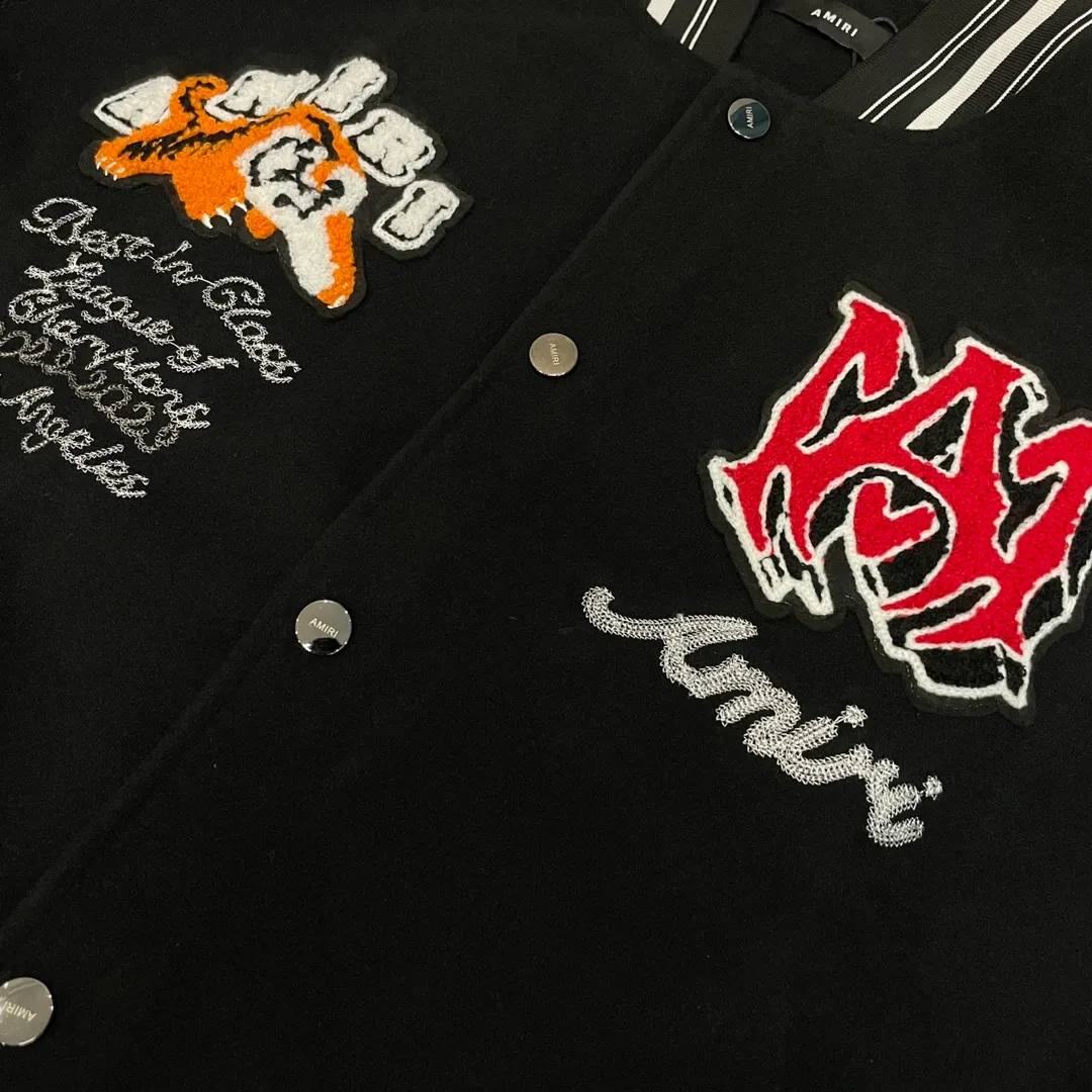 🅿️390 Ami➡️Ami 2025ss runway style baseball jacket. I ordered the original model and it took a month to finally ship. I love it so much. The upper body is really handsome. A Douyin blogger said that this year's new jacket will become a future trend. If you look through street photos, you will find that celebrities regard it as a collectible jacket, a must-have item for men and women who want light luxury for commuting. Developing the highest version on the entire network, it took 1 month to customize and the cost was extremely high. The German imported flat-machine made custom-woven wool jacquard threads, using the first layer of imported lambskin. The pleated texture is unparalleled. It is hand-cut and meticulously crafted. The stitching position is very technical. Whether the whole garment is good or not depends on this position. Top-notch workmanship and details can stand the test. A full set of customized accessories, the letters are clear and perfectly restored without any difference. High-end atmosphere and full grade! The entire dress is exclusively customized with heavy craftsmanship. The towel patch embroidery is perfectly combined with craft embroidery and precise stitching! Absolute craftsmanship quality!
